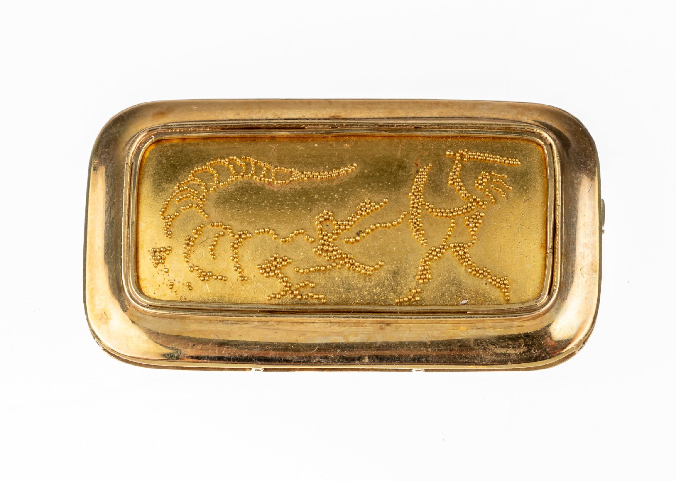 Detail a: 14 kt Gold Brosche mit Granulaten, GG 585/000 gepr., 1950er Jahre, auf gewölbter Platte Darstellung eines Kriegers im Kampf miteinem Krokodil, ...