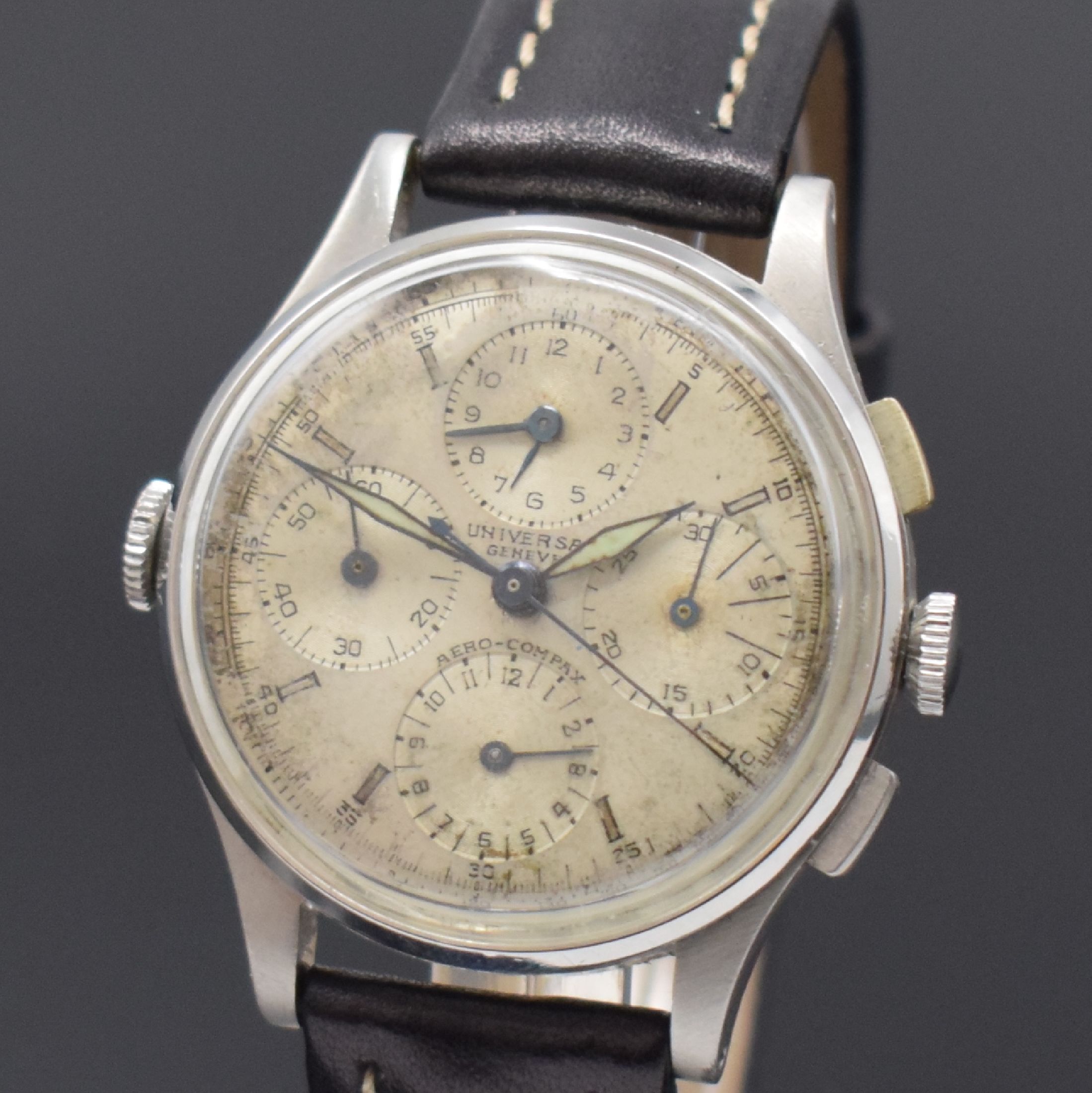 Detail a: UNIVERSAL GENEVE AERO-COMPAX Schaltradchronograph in Stahl Referenz 22414, Schweiz um 1945, Handaufzug, 3-tlg. Geh., Boden u. Glasrand aufgedr., ...