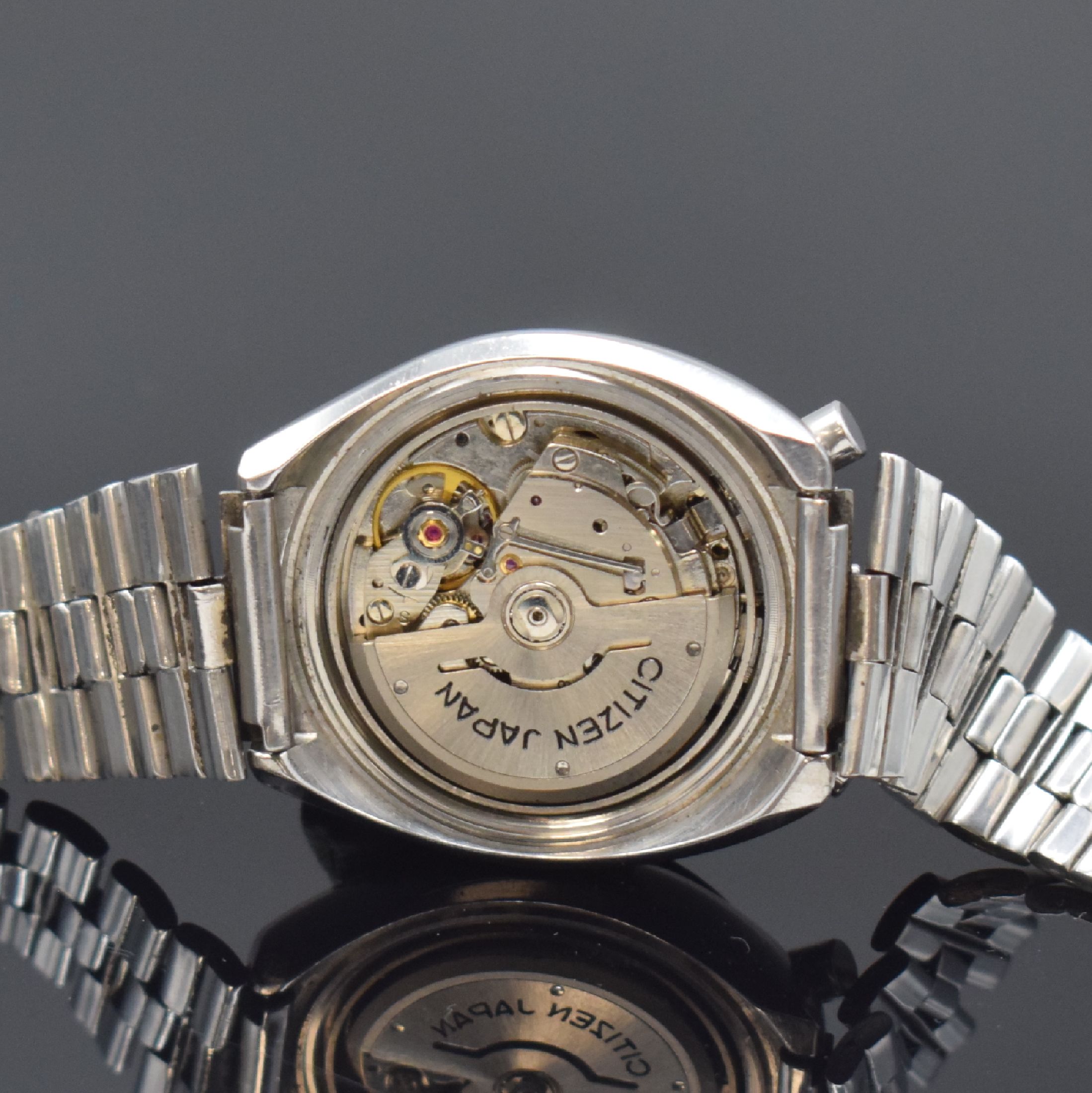 Detail e: CITIZEN Referenz 67-9011 sog. Bull Head- Armbandchronograph in Stahl/Stahlband, Japan um 1975, Automatik, verschr. Geh., schwarze Lünette, Drücker ...