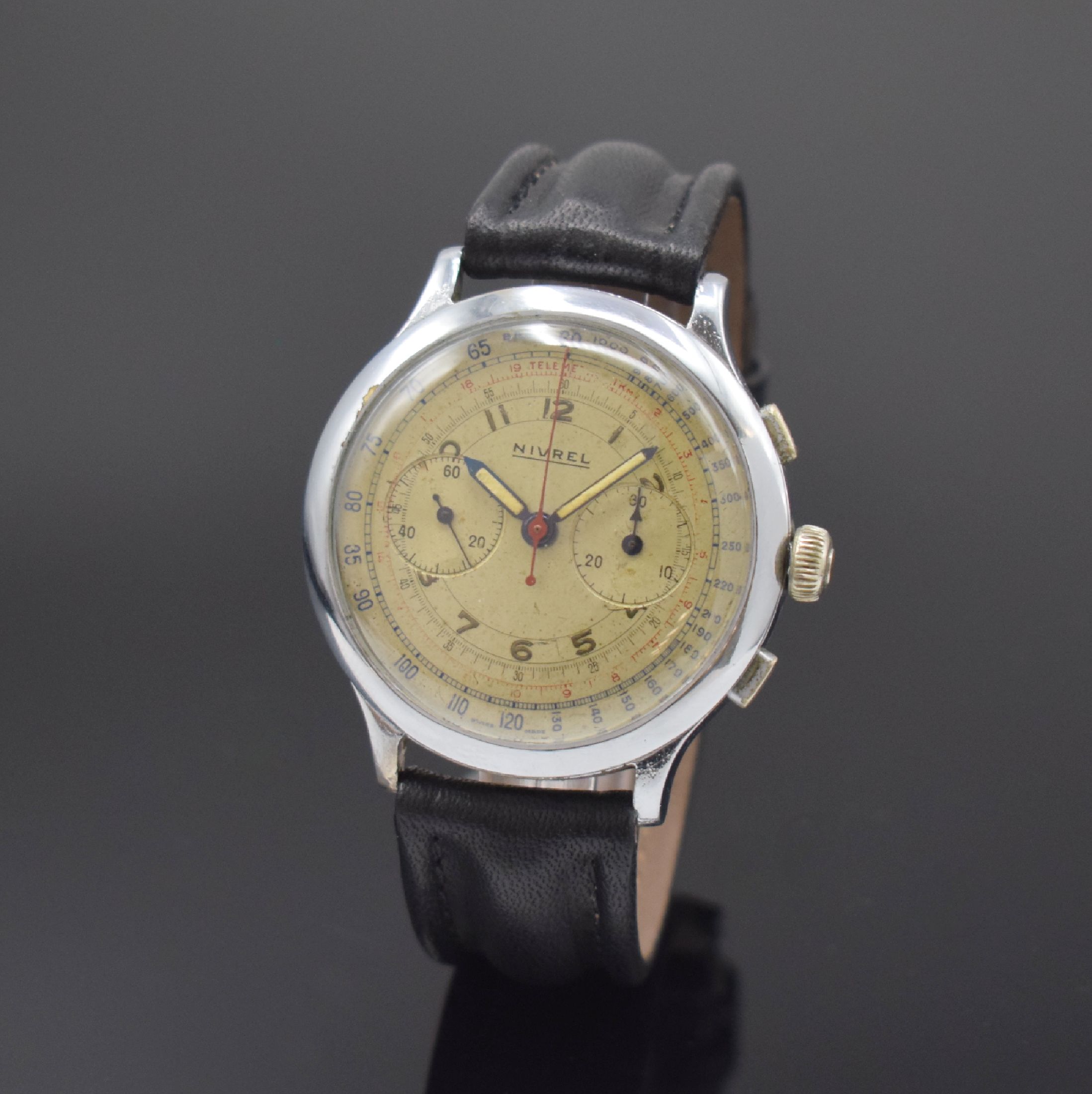 NIVREL seltener großer 3-Drücker Armbandchronograph, Schweiz um 1945, Handaufzug, verchr. Geh., aufgedr. Stahlboden, silb. Zifferbl. pat./fl., rote ...