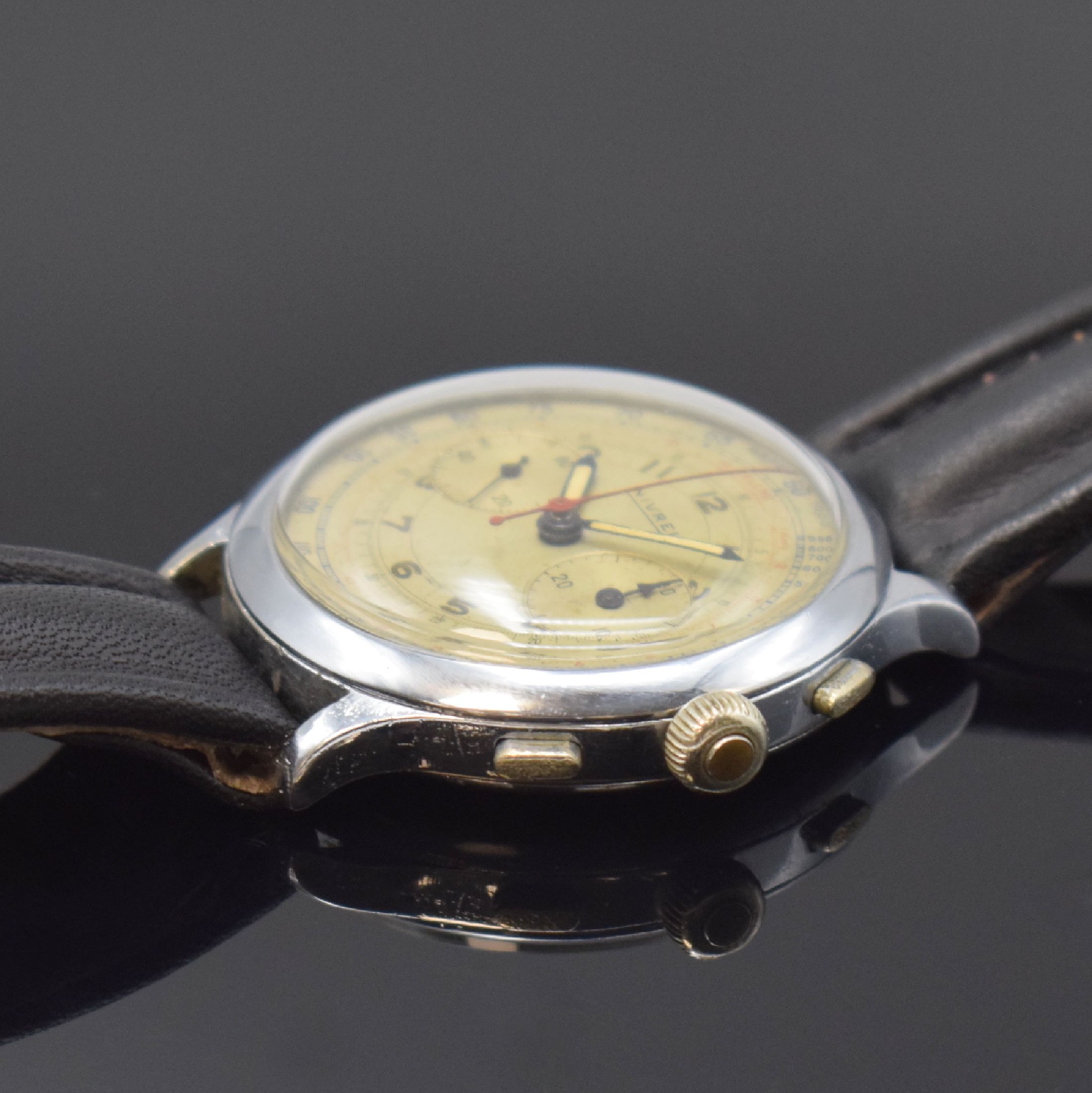 Detail b: NIVREL seltener großer 3-Drücker Armbandchronograph, Schweiz um 1945, Handaufzug, verchr. Geh., aufgedr. Stahlboden, silb. Zifferbl. pat./fl., rote ...
