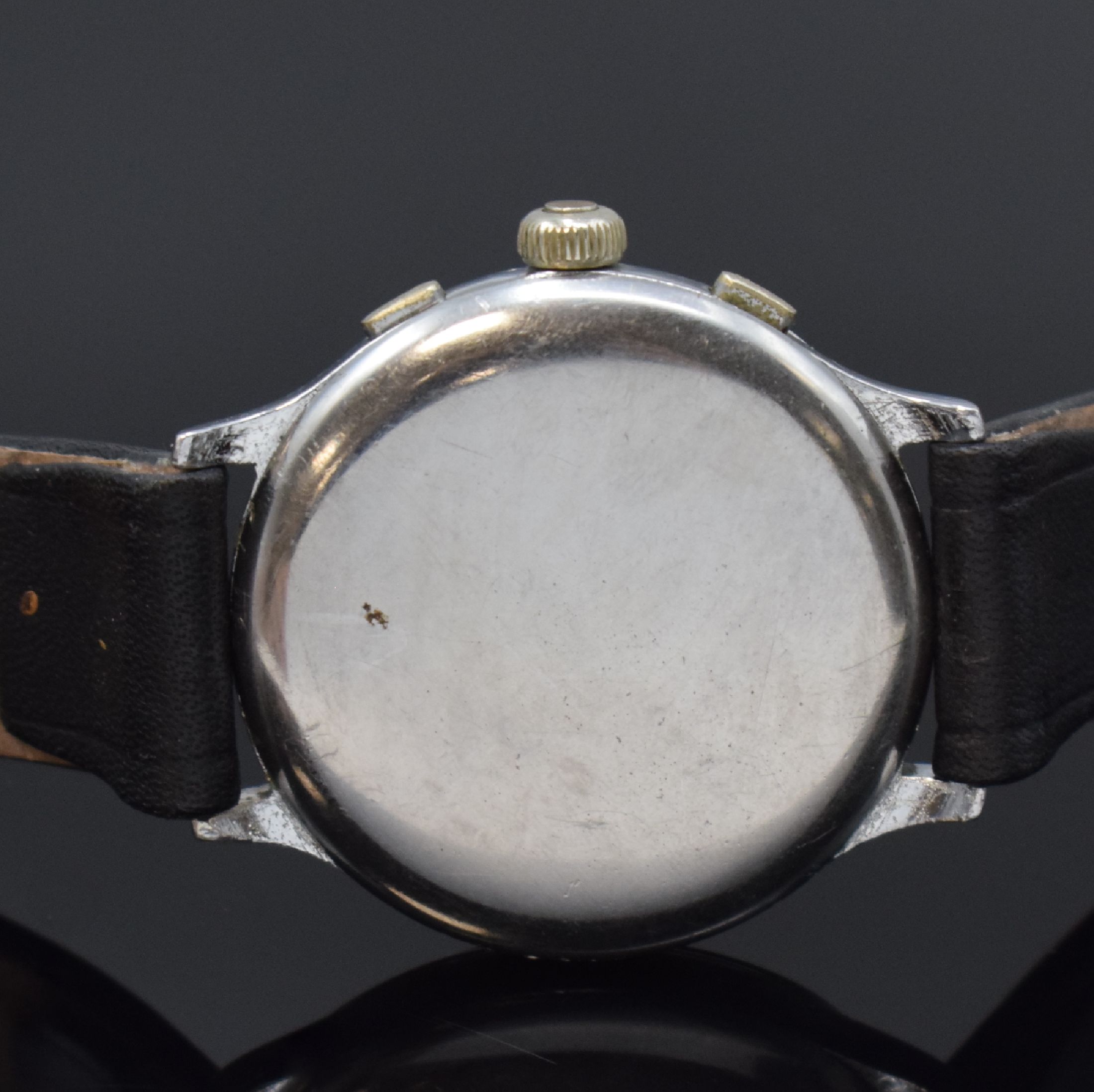Detail c: NIVREL seltener großer 3-Drücker Armbandchronograph, Schweiz um 1945, Handaufzug, verchr. Geh., aufgedr. Stahlboden, silb. Zifferbl. pat./fl., rote ...