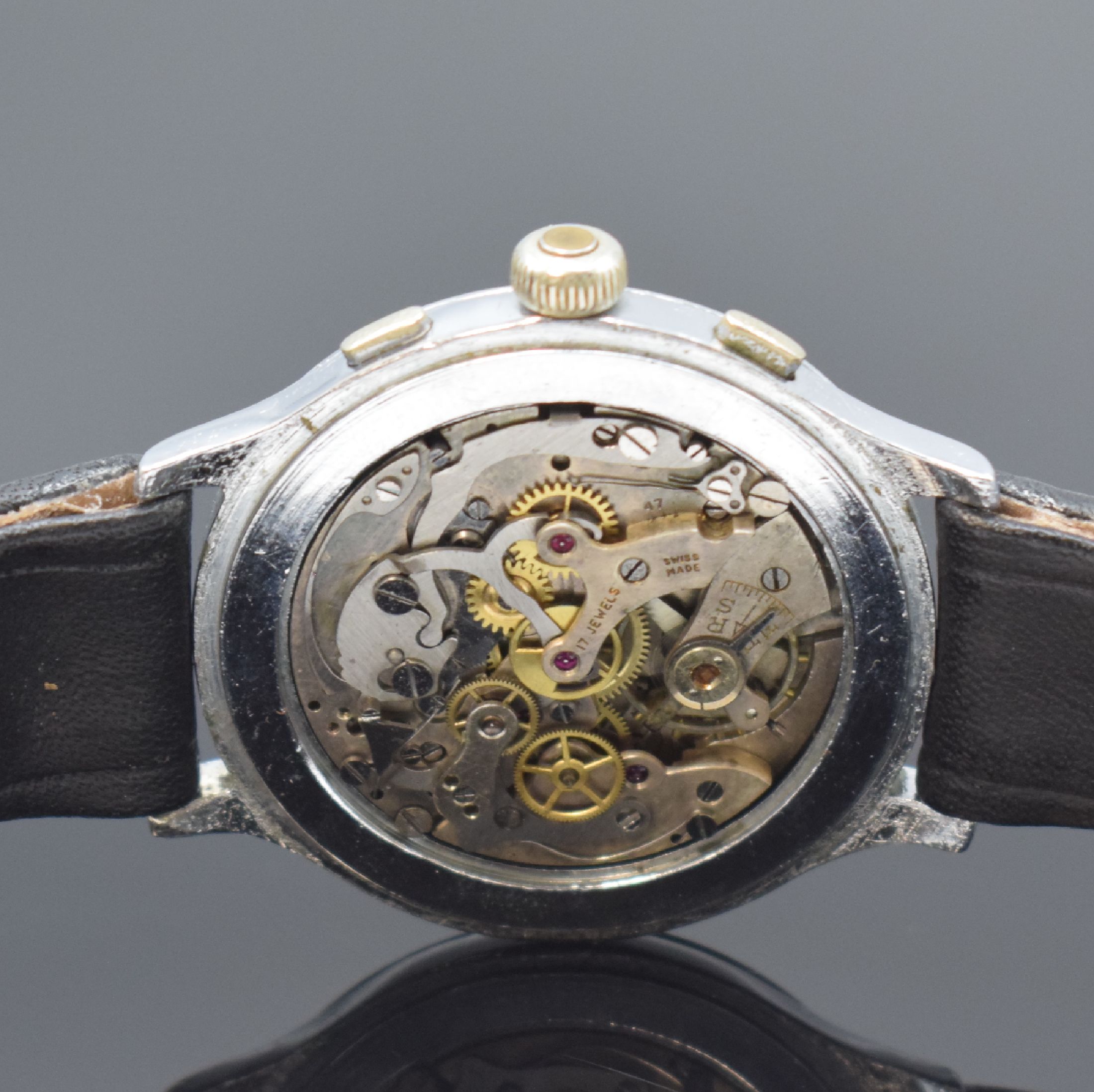 Detail d: NIVREL seltener großer 3-Drücker Armbandchronograph, Schweiz um 1945, Handaufzug, verchr. Geh., aufgedr. Stahlboden, silb. Zifferbl. pat./fl., rote ...