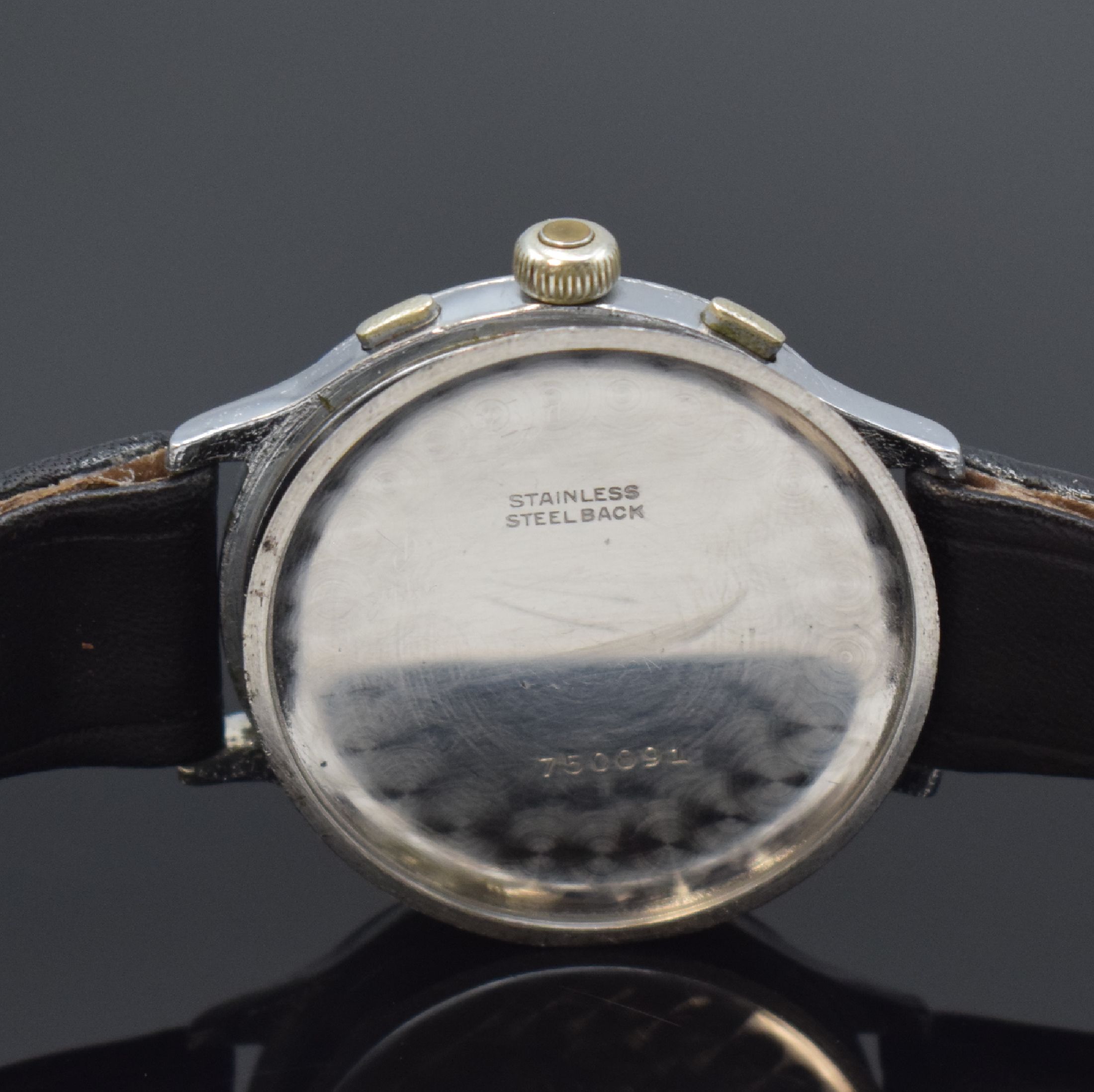 Detail e: NIVREL seltener großer 3-Drücker Armbandchronograph, Schweiz um 1945, Handaufzug, verchr. Geh., aufgedr. Stahlboden, silb. Zifferbl. pat./fl., rote ...