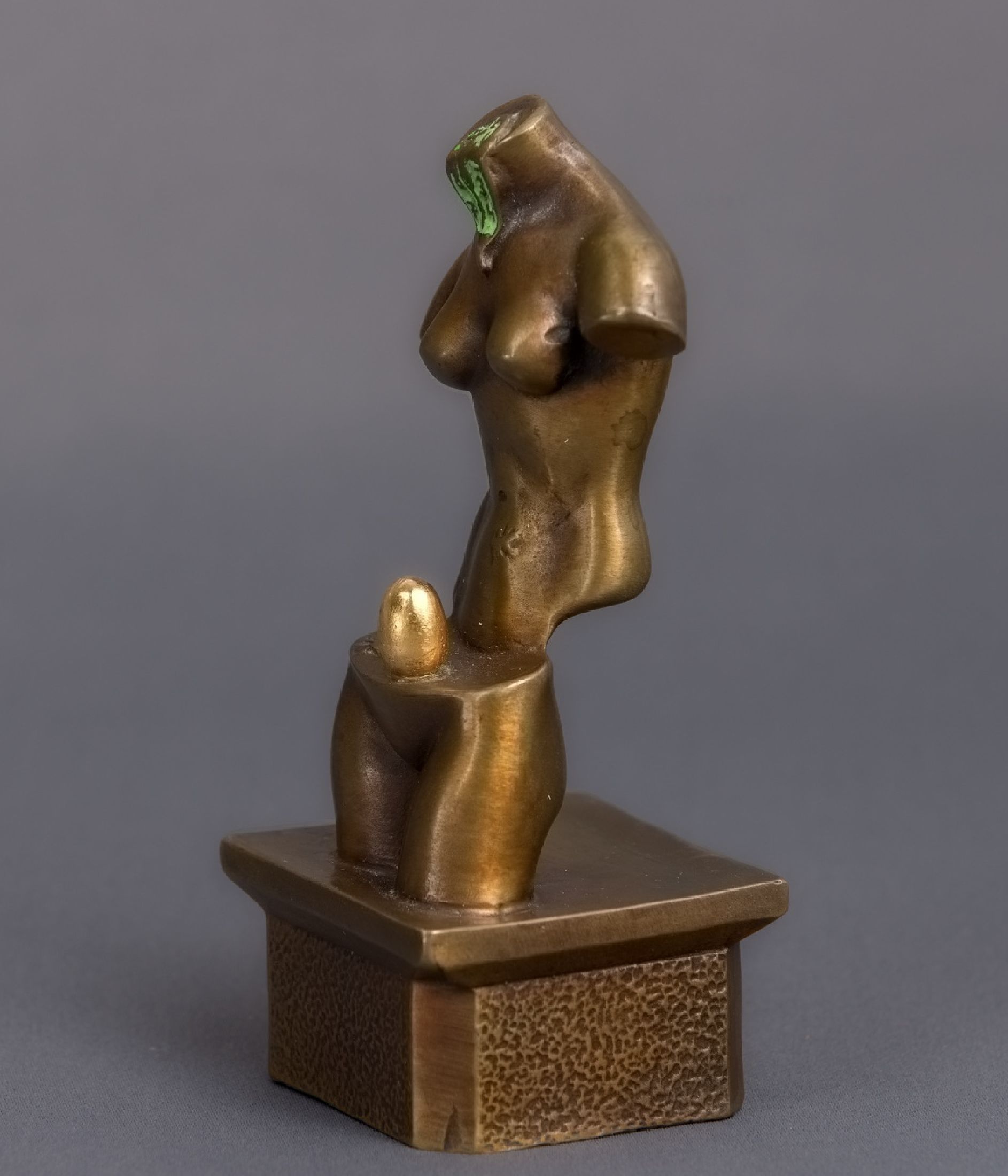 Detail b: Miniatur Skulptur nach Salvador Dali, Bronze, 1995, ursprünglich Verschluss für Parfumflakon, zweigeteilter Frauentorso, mit zerlaufenden Uhr ...