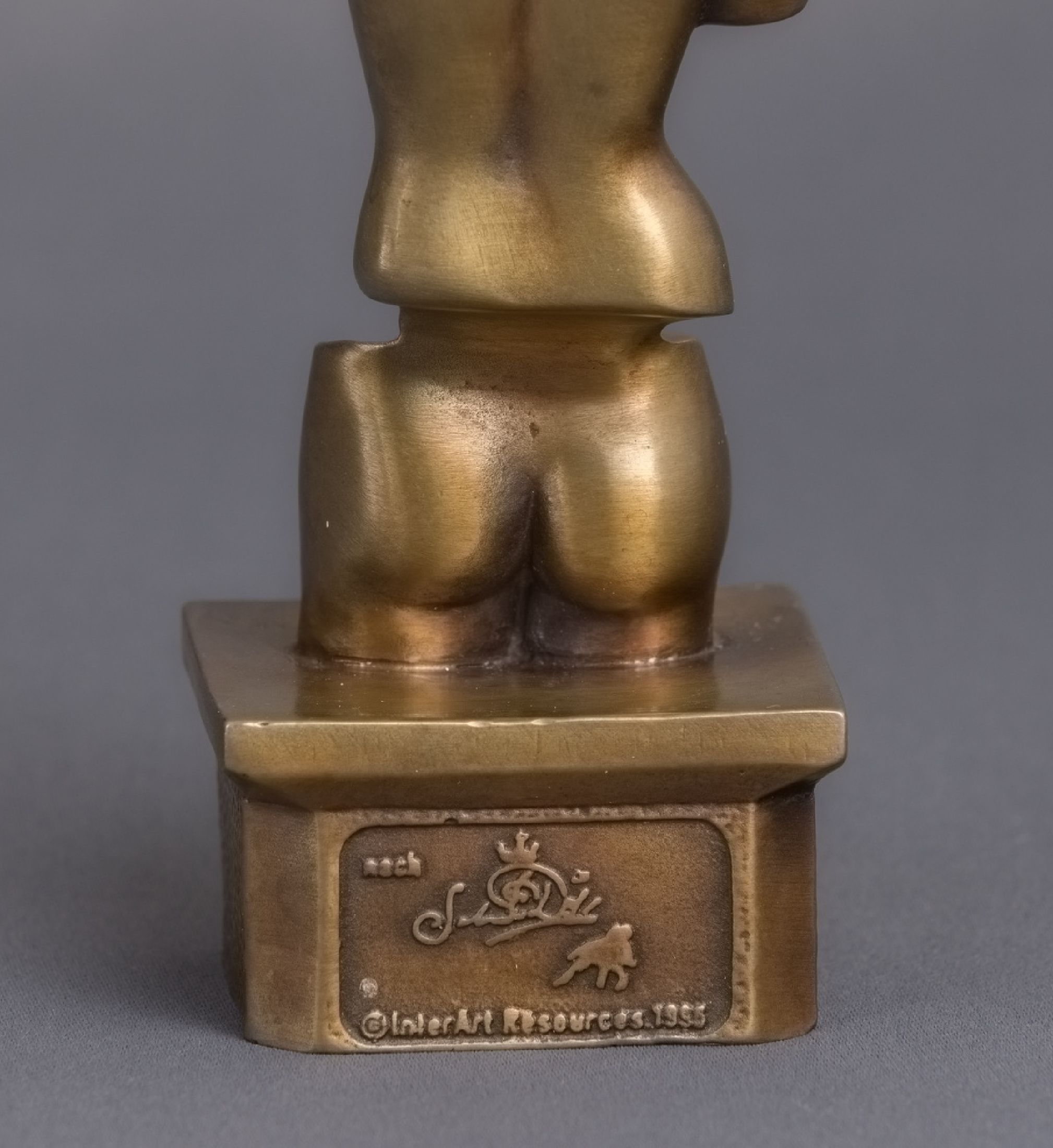 Detail c: Miniatur Skulptur nach Salvador Dali, Bronze, 1995, ursprünglich Verschluss für Parfumflakon, zweigeteilter Frauentorso, mit zerlaufenden Uhr ...