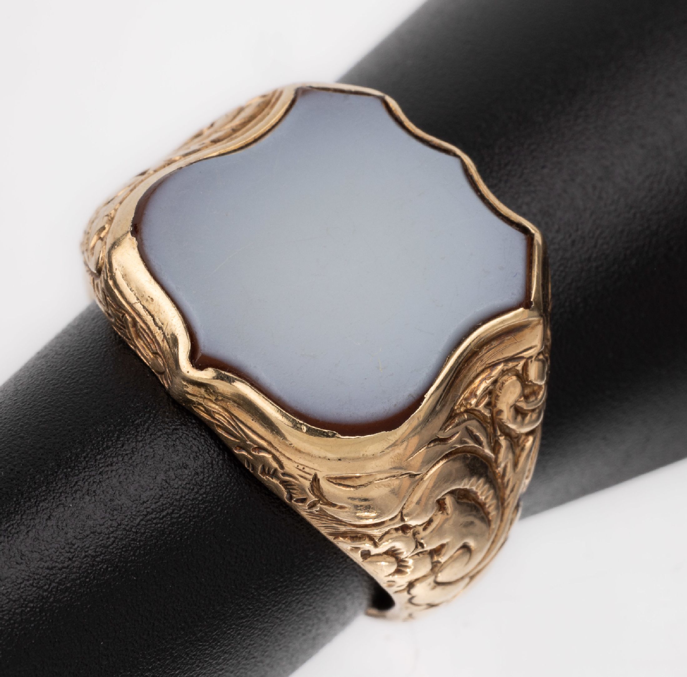 Detail a: 14 kt Gold Siegelring, GG 585/000, wappenförmiger Ringkopf mit ungeschnittenem Lagenstein, Ringschultern mit Rocaillen und Blüten, RW 62, ca. 14.6 ...