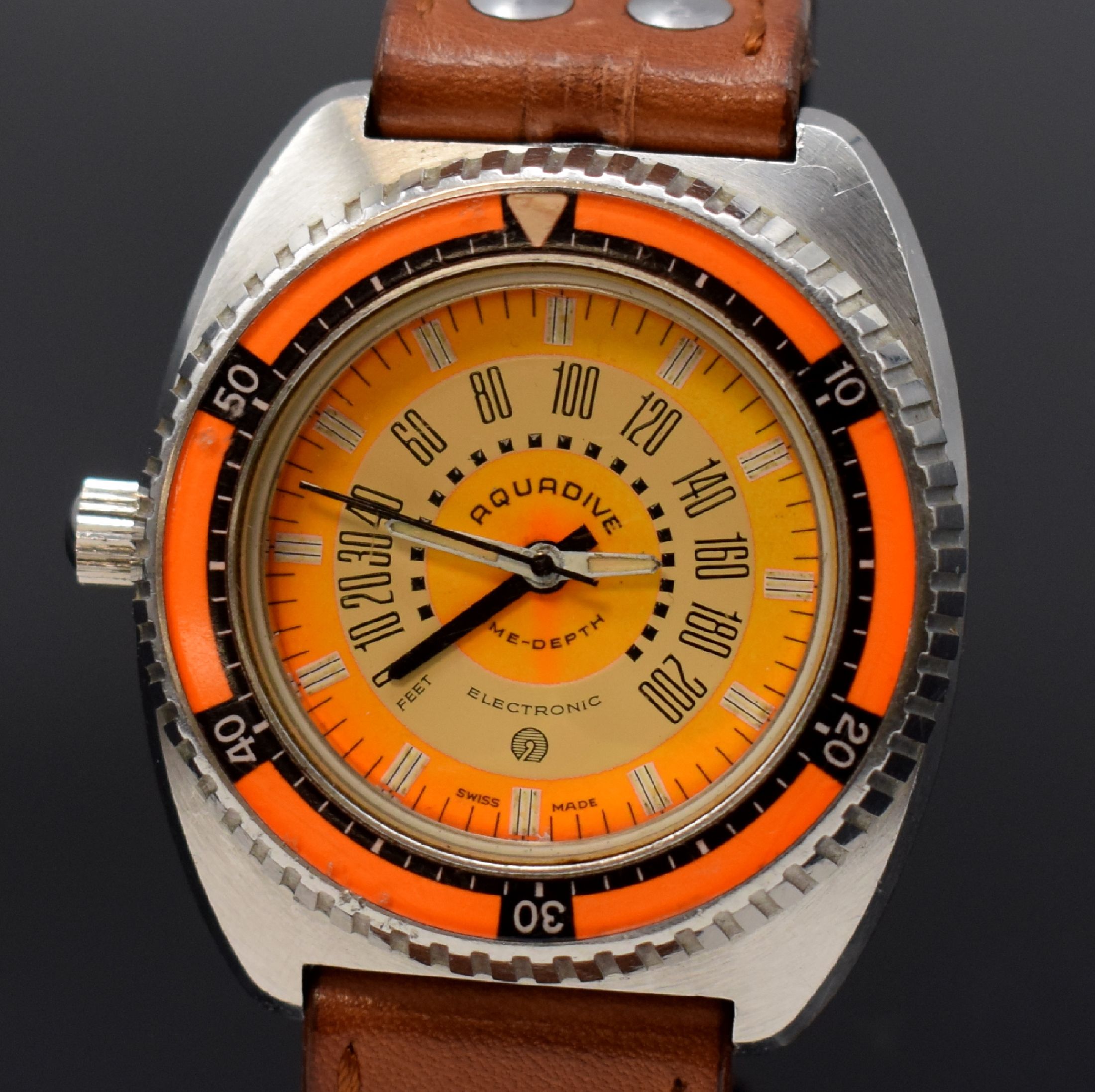 Detail a: AQUADIVE Time-Depth seltene Herrenarmbanduhr mit Tiefenmesser US Patent No 337 78 60, Schweiz um 1973, massives unpoliertes Gehäuse in Stahl, Boden ...
