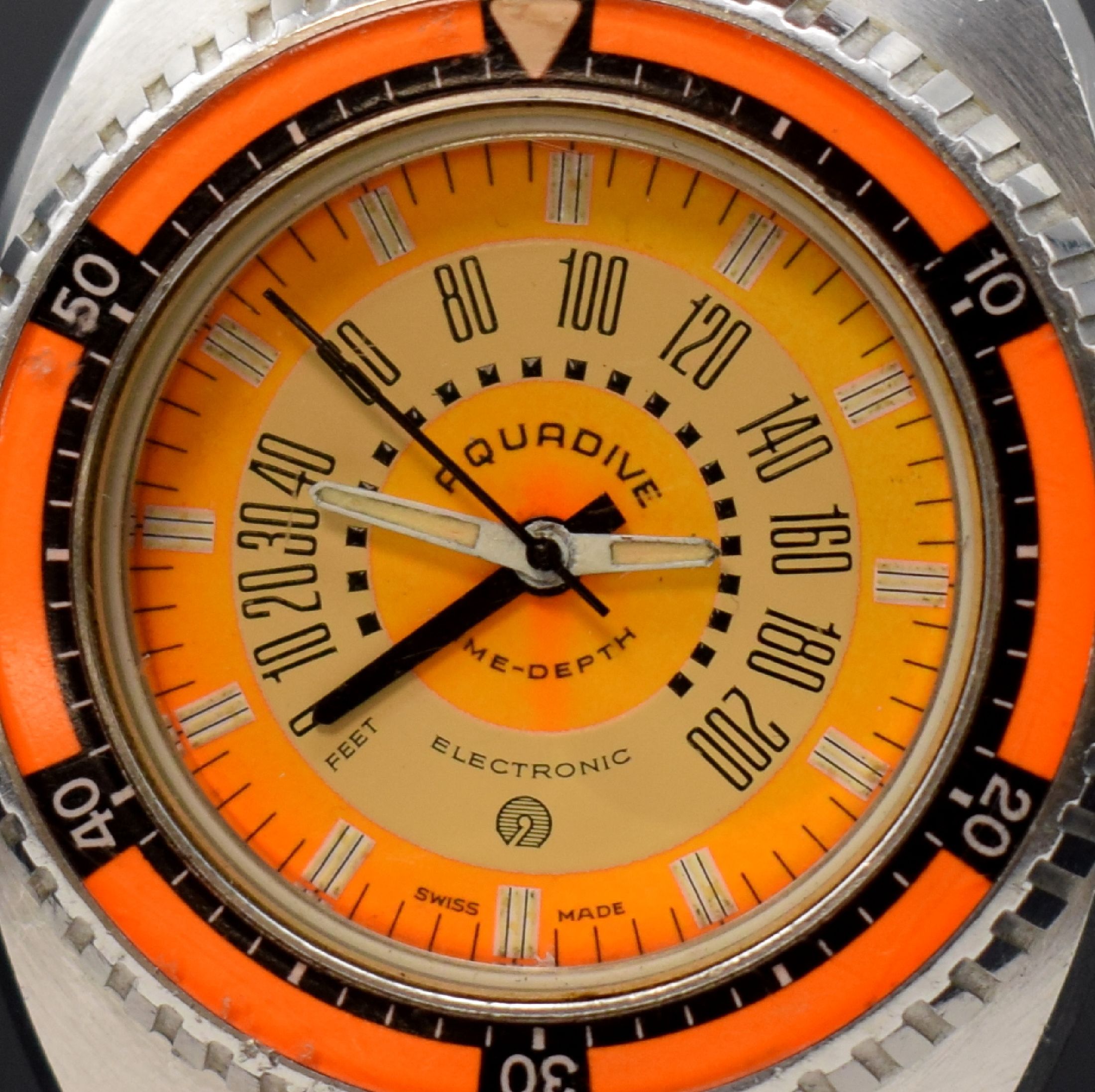 Detail b: AQUADIVE Time-Depth seltene Herrenarmbanduhr mit Tiefenmesser US Patent No 337 78 60, Schweiz um 1973, massives unpoliertes Gehäuse in Stahl, Boden ...