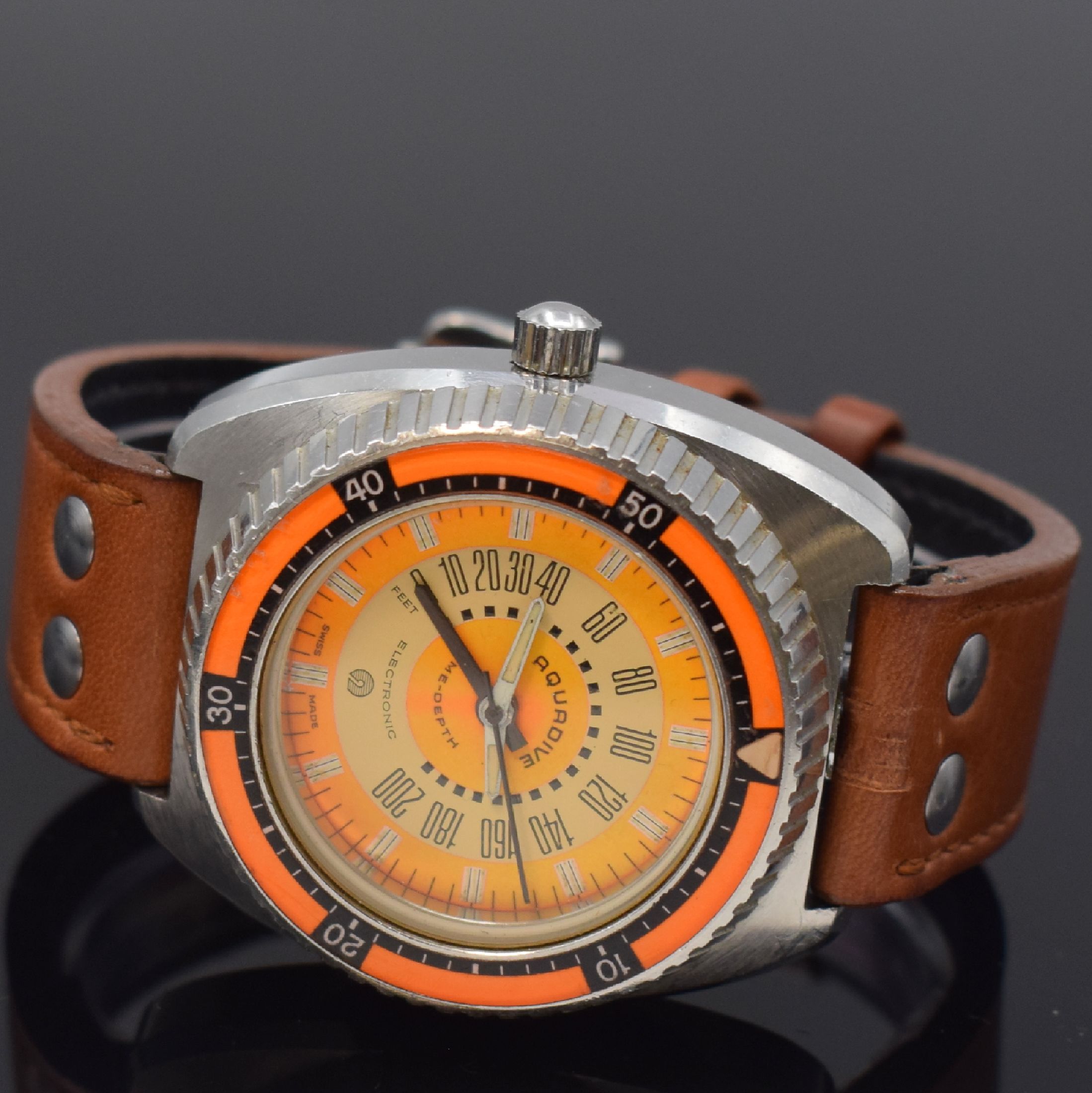 Detail c: AQUADIVE Time-Depth seltene Herrenarmbanduhr mit Tiefenmesser US Patent No 337 78 60, Schweiz um 1973, massives unpoliertes Gehäuse in Stahl, Boden ...