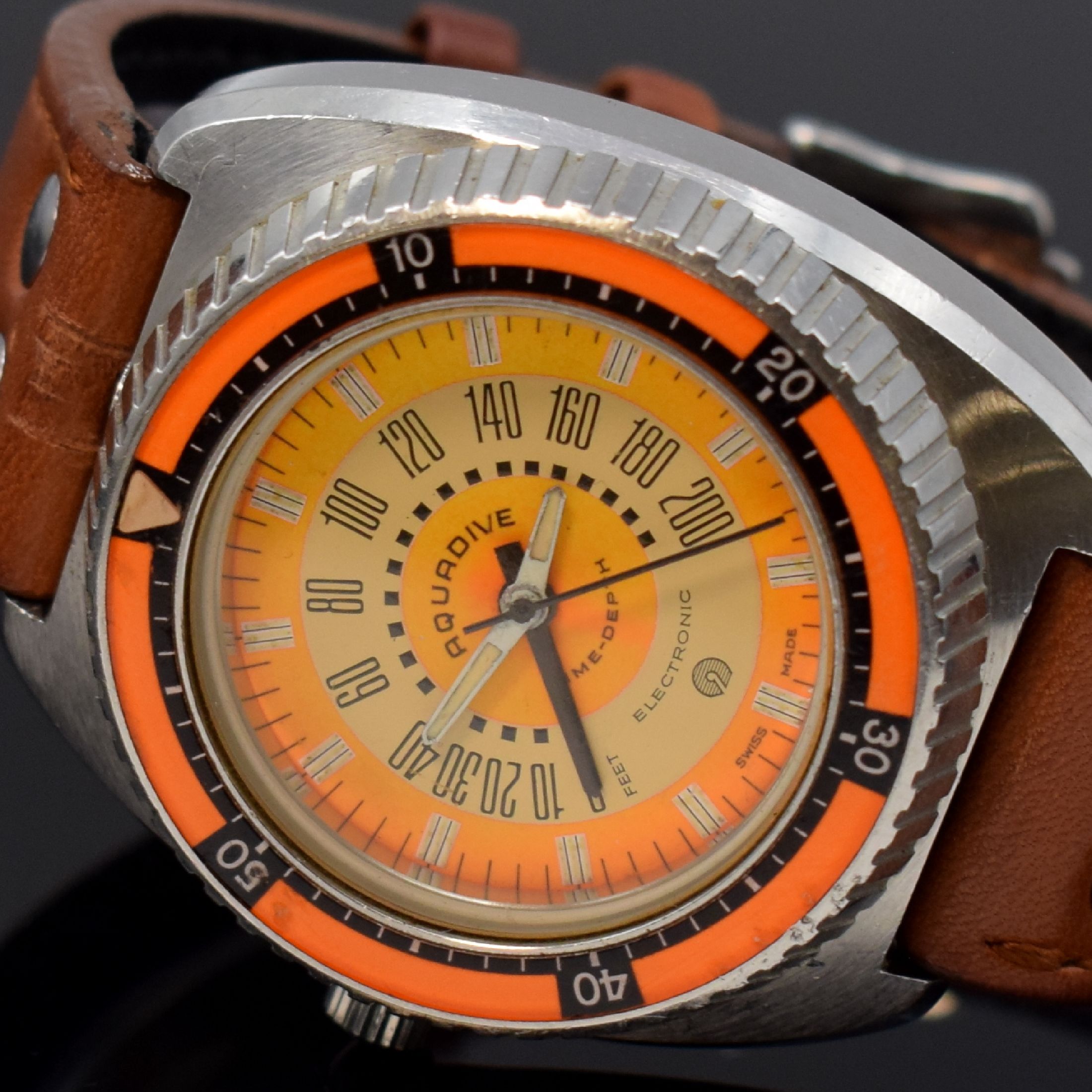 Detail d: AQUADIVE Time-Depth seltene Herrenarmbanduhr mit Tiefenmesser US Patent No 337 78 60, Schweiz um 1973, massives unpoliertes Gehäuse in Stahl, Boden ...