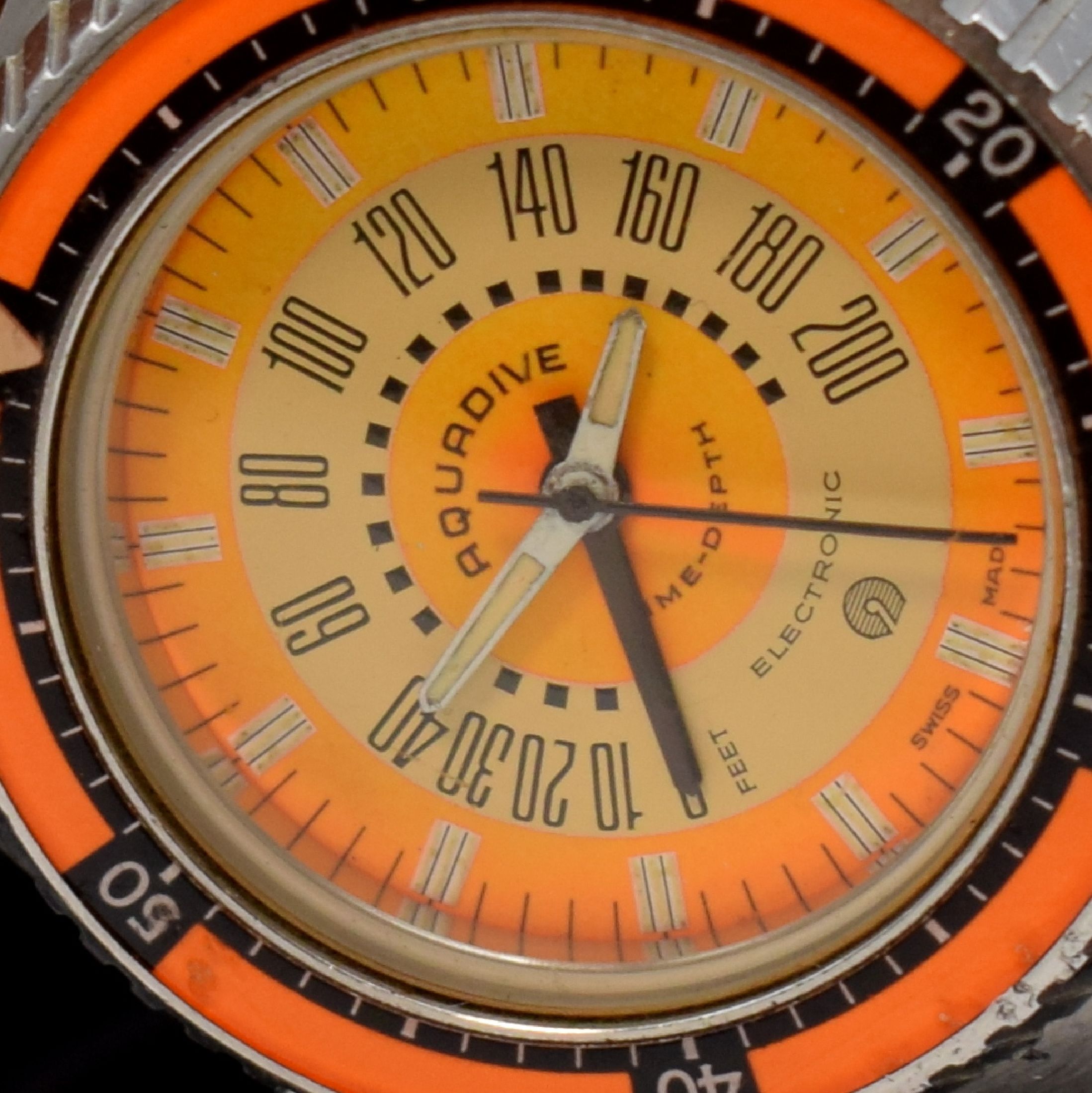Detail e: AQUADIVE Time-Depth seltene Herrenarmbanduhr mit Tiefenmesser US Patent No 337 78 60, Schweiz um 1973, massives unpoliertes Gehäuse in Stahl, Boden ...