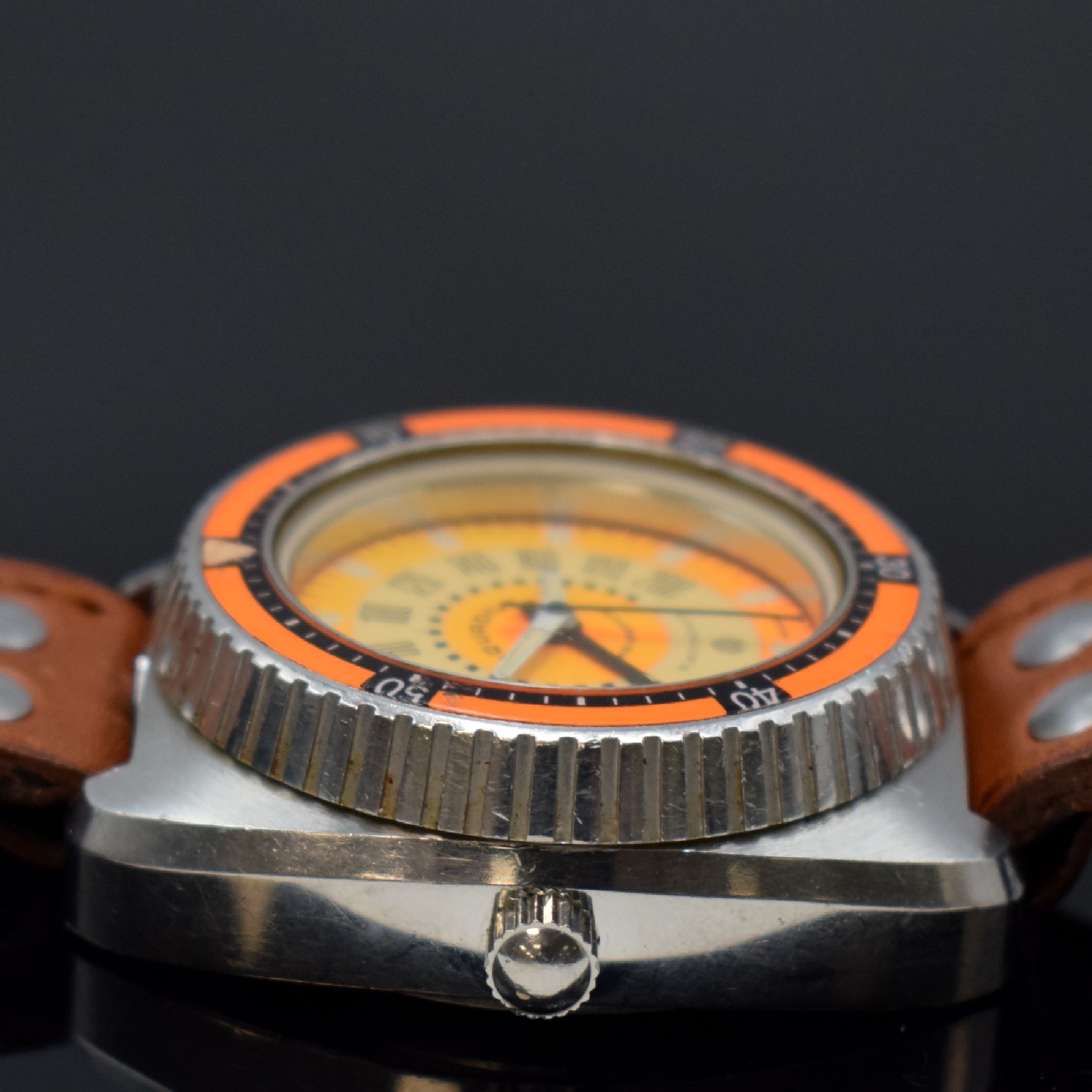 Detail f: AQUADIVE Time-Depth seltene Herrenarmbanduhr mit Tiefenmesser US Patent No 337 78 60, Schweiz um 1973, massives unpoliertes Gehäuse in Stahl, Boden ...