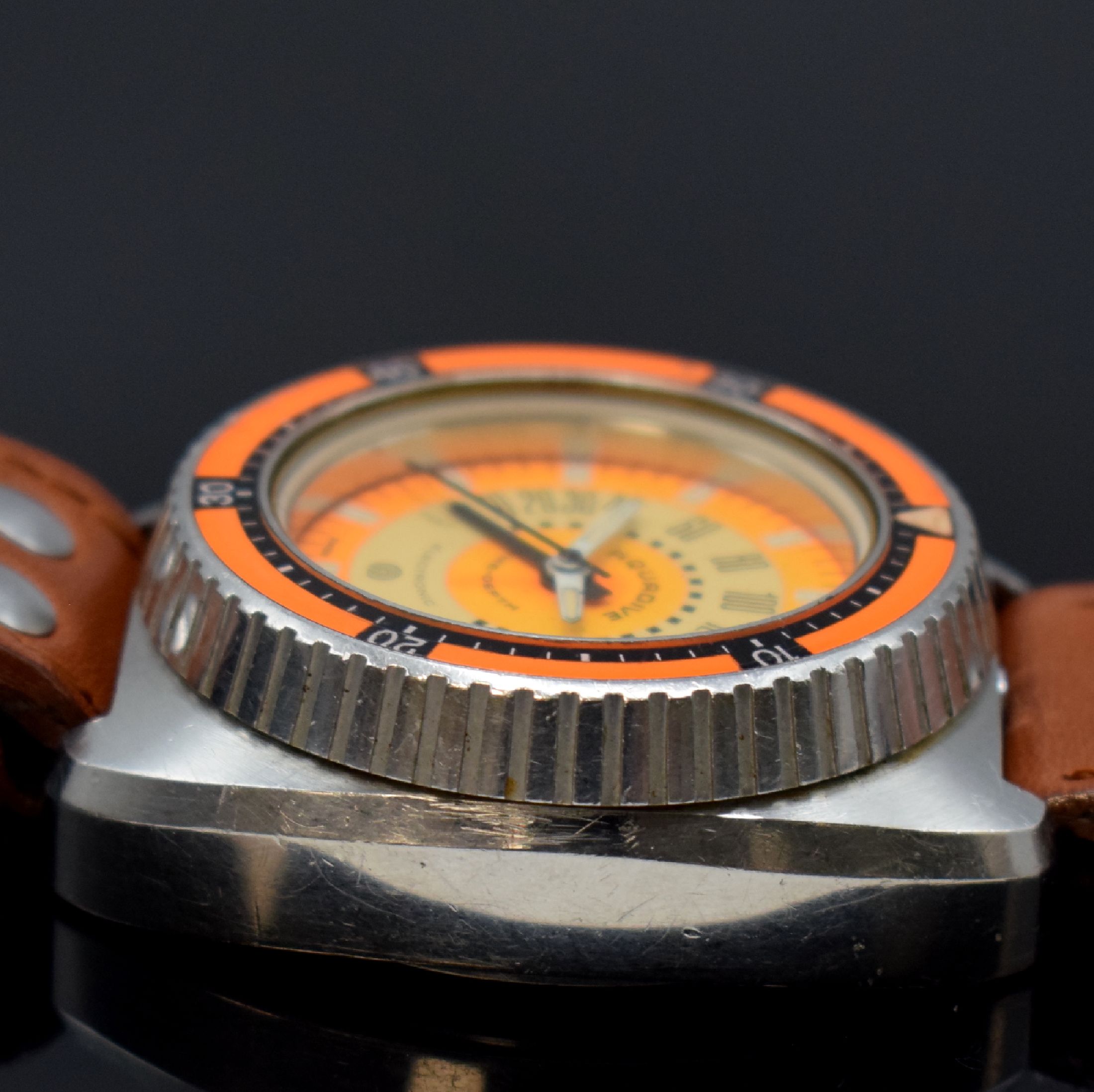 Detail g: AQUADIVE Time-Depth seltene Herrenarmbanduhr mit Tiefenmesser US Patent No 337 78 60, Schweiz um 1973, massives unpoliertes Gehäuse in Stahl, Boden ...