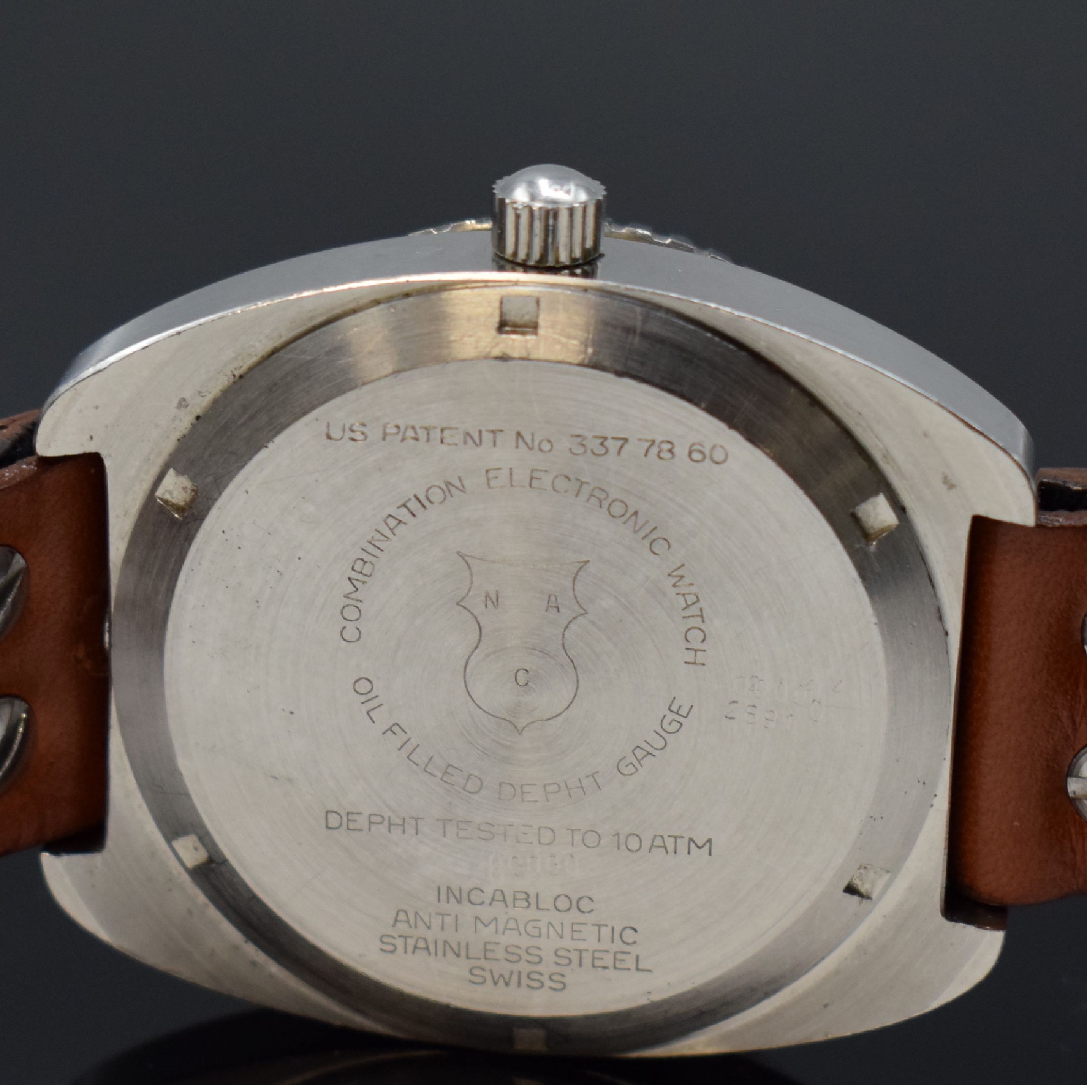 Detail h: AQUADIVE Time-Depth seltene Herrenarmbanduhr mit Tiefenmesser US Patent No 337 78 60, Schweiz um 1973, massives unpoliertes Gehäuse in Stahl, Boden ...