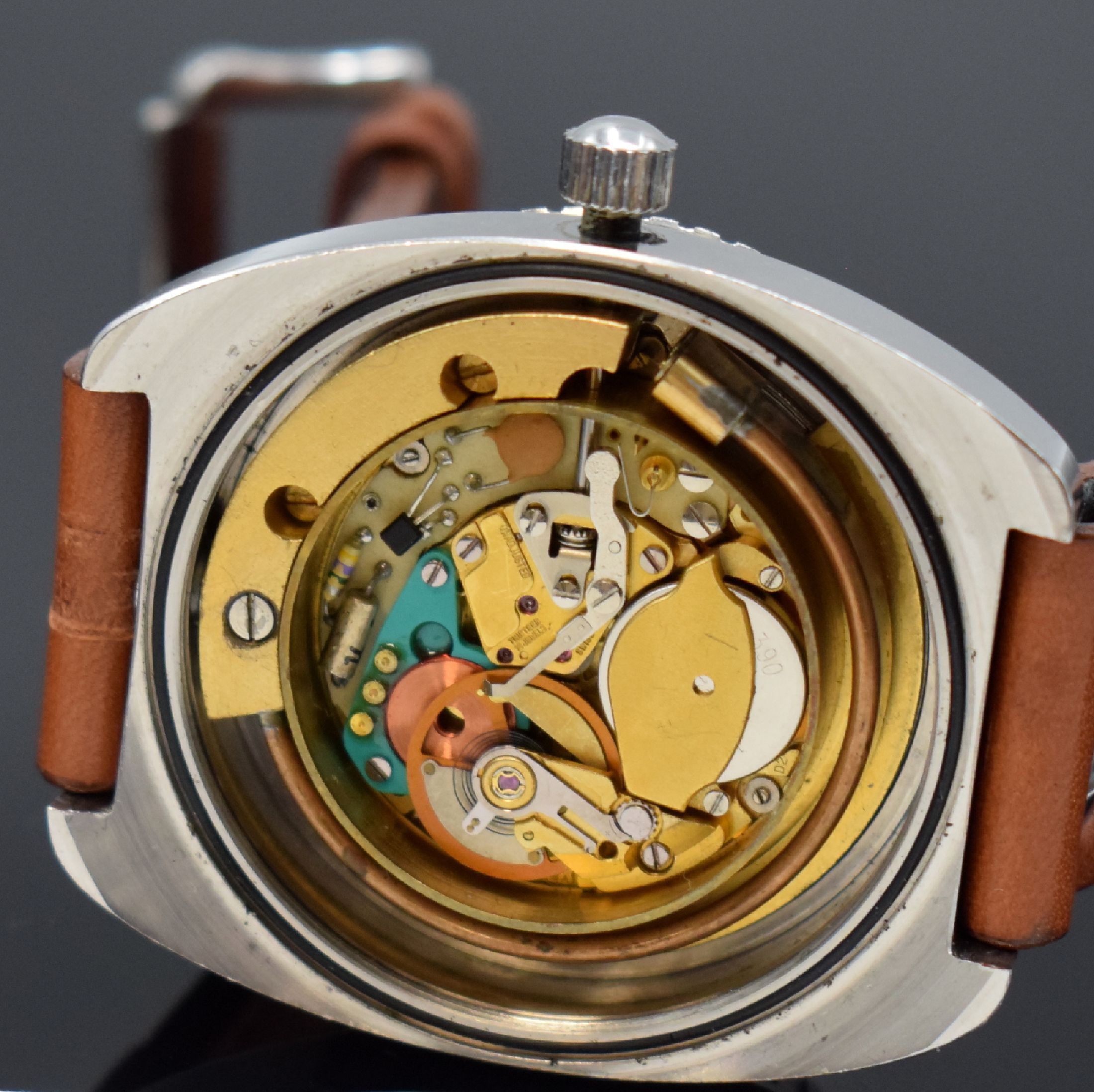 Detail i: AQUADIVE Time-Depth seltene Herrenarmbanduhr mit Tiefenmesser US Patent No 337 78 60, Schweiz um 1973, massives unpoliertes Gehäuse in Stahl, Boden ...