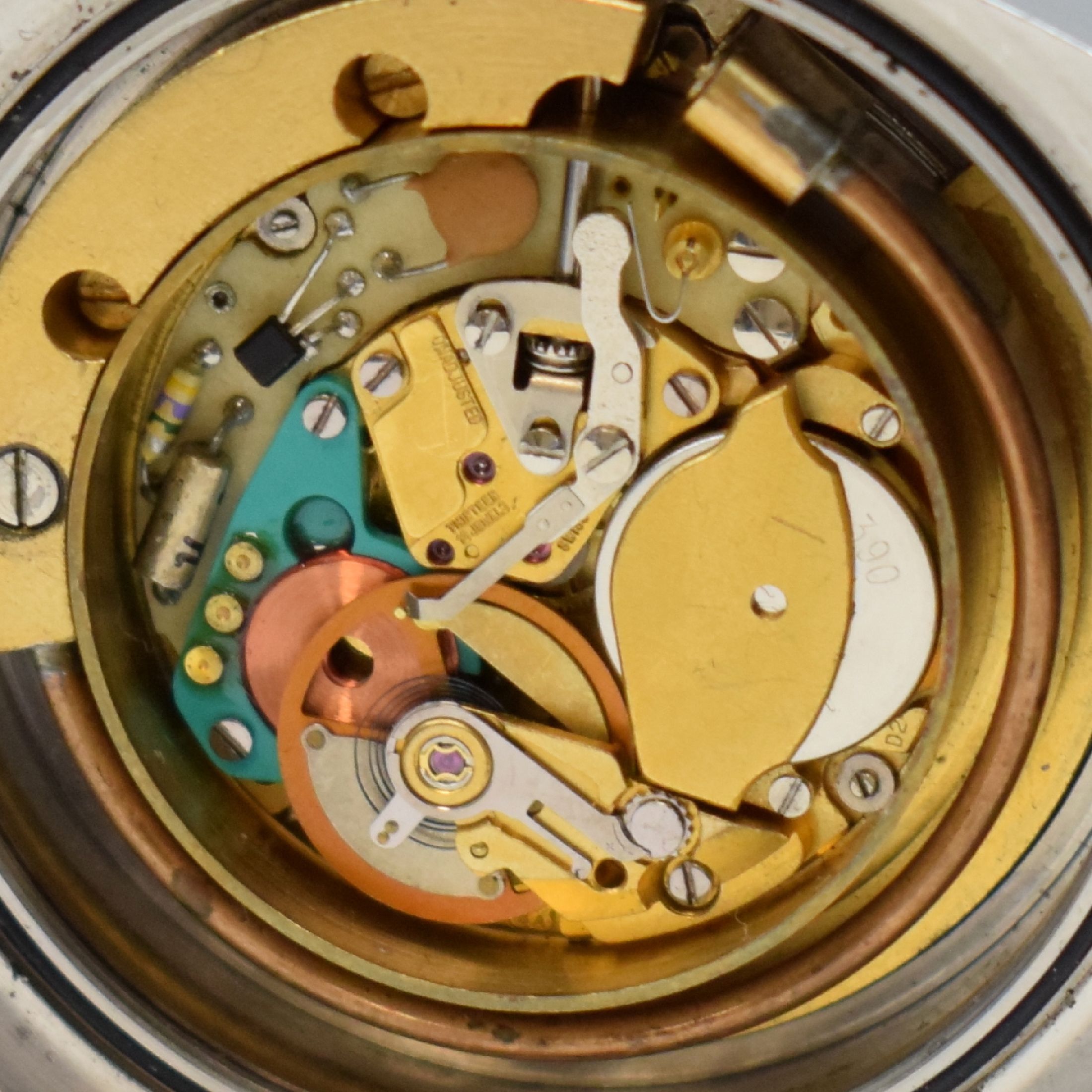Detail j: AQUADIVE Time-Depth seltene Herrenarmbanduhr mit Tiefenmesser US Patent No 337 78 60, Schweiz um 1973, massives unpoliertes Gehäuse in Stahl, Boden ...