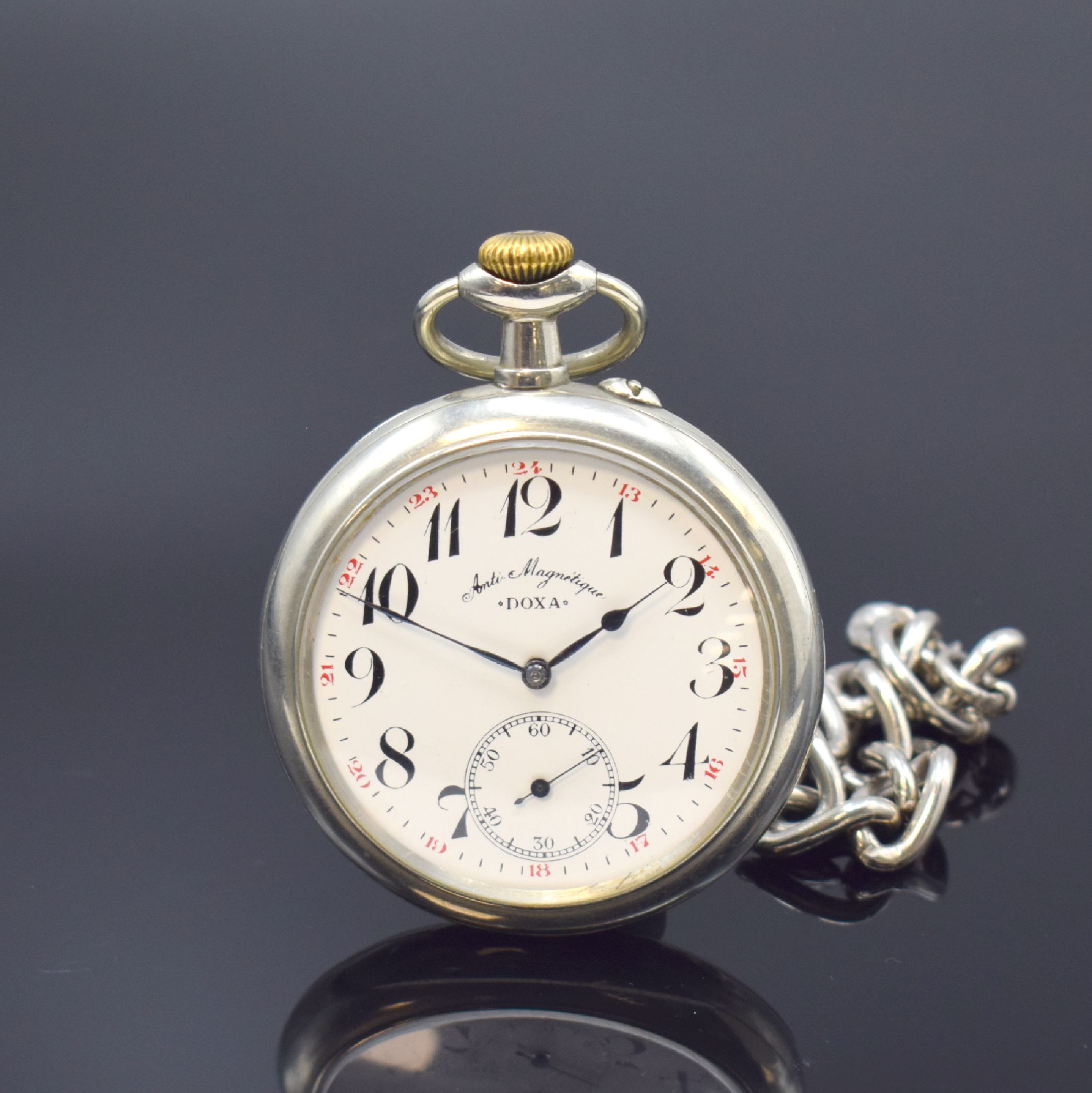DOXA Offene Nickeltaschenuhr mit Kette, Schweiz um 1905, glattes Gehäuse m. Medaillengravur auf Cuvette, Emailzifferbl. m. fetten arab. Zahlen, kl. ...