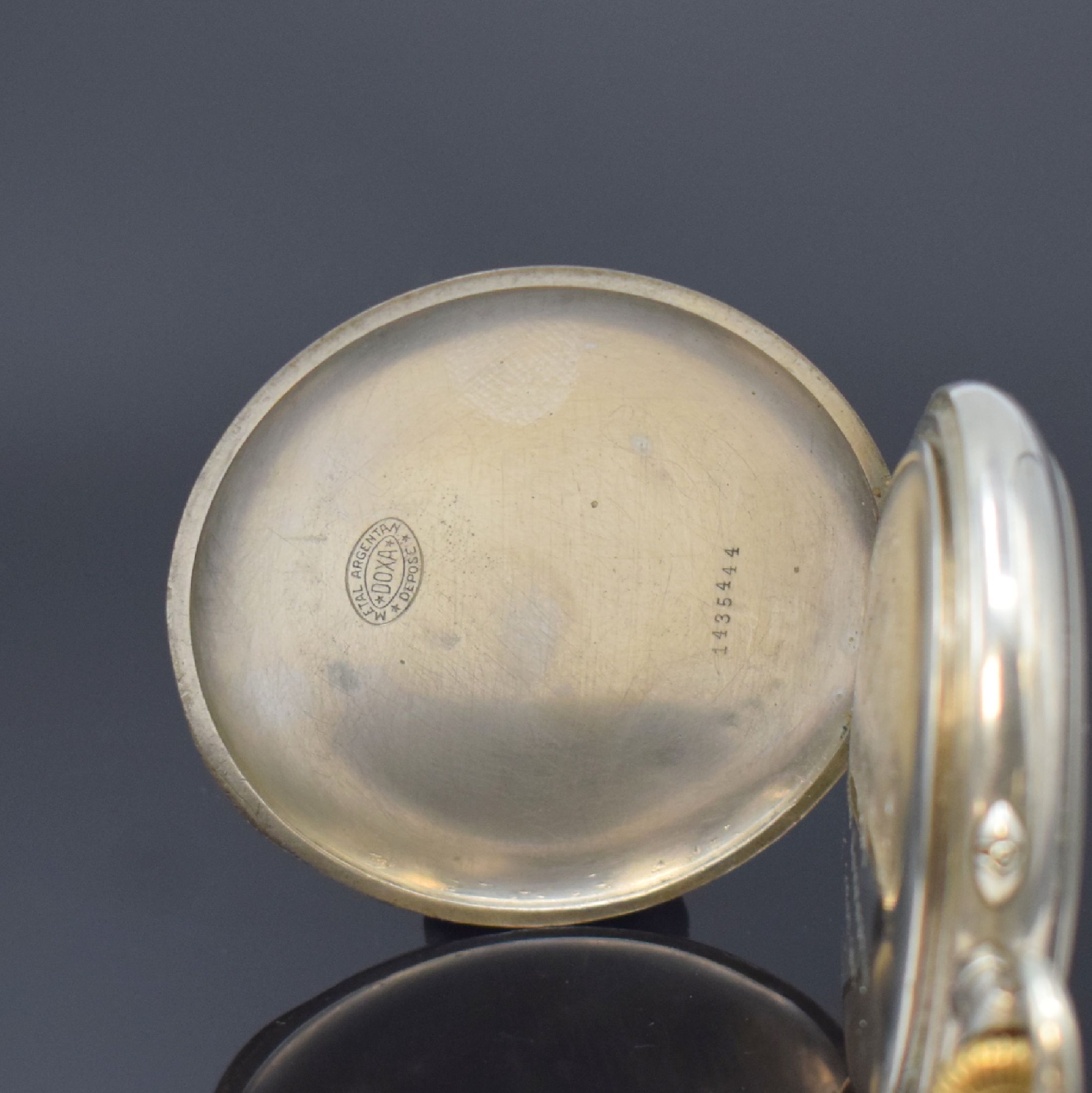 Detail b: DOXA Offene Nickeltaschenuhr mit Kette, Schweiz um 1905, glattes Gehäuse m. Medaillengravur auf Cuvette, Emailzifferbl. m. fetten arab. Zahlen, kl. ...