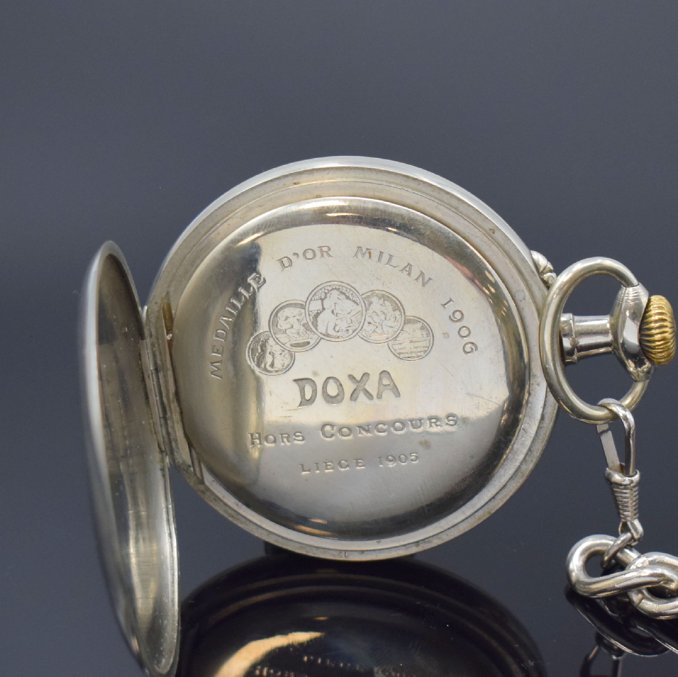 Detail c: DOXA Offene Nickeltaschenuhr mit Kette, Schweiz um 1905, glattes Gehäuse m. Medaillengravur auf Cuvette, Emailzifferbl. m. fetten arab. Zahlen, kl. ...