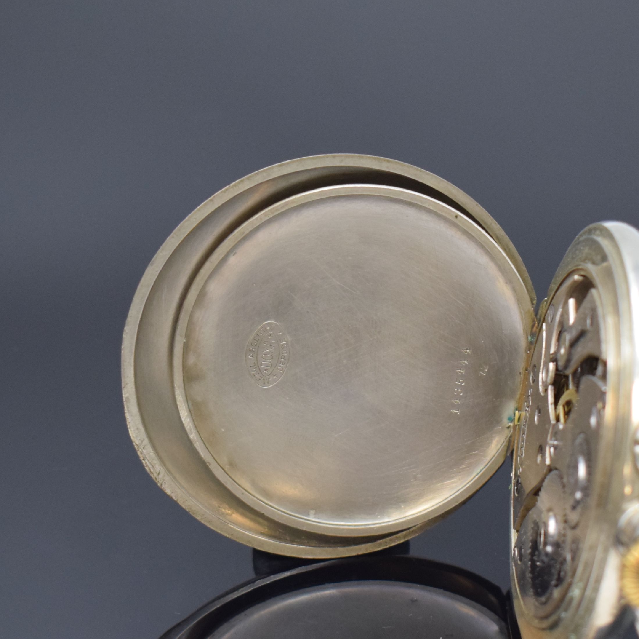 Detail d: DOXA Offene Nickeltaschenuhr mit Kette, Schweiz um 1905, glattes Gehäuse m. Medaillengravur auf Cuvette, Emailzifferbl. m. fetten arab. Zahlen, kl. ...