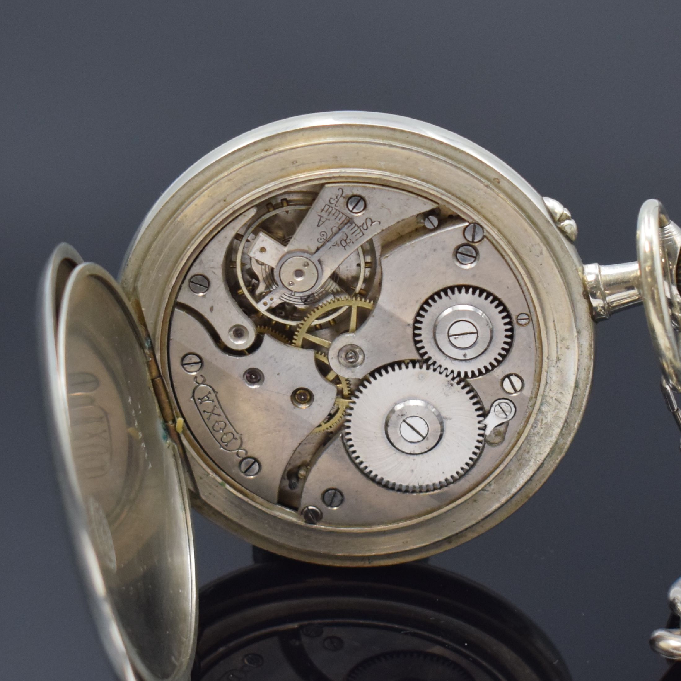 Detail e: DOXA Offene Nickeltaschenuhr mit Kette, Schweiz um 1905, glattes Gehäuse m. Medaillengravur auf Cuvette, Emailzifferbl. m. fetten arab. Zahlen, kl. ...