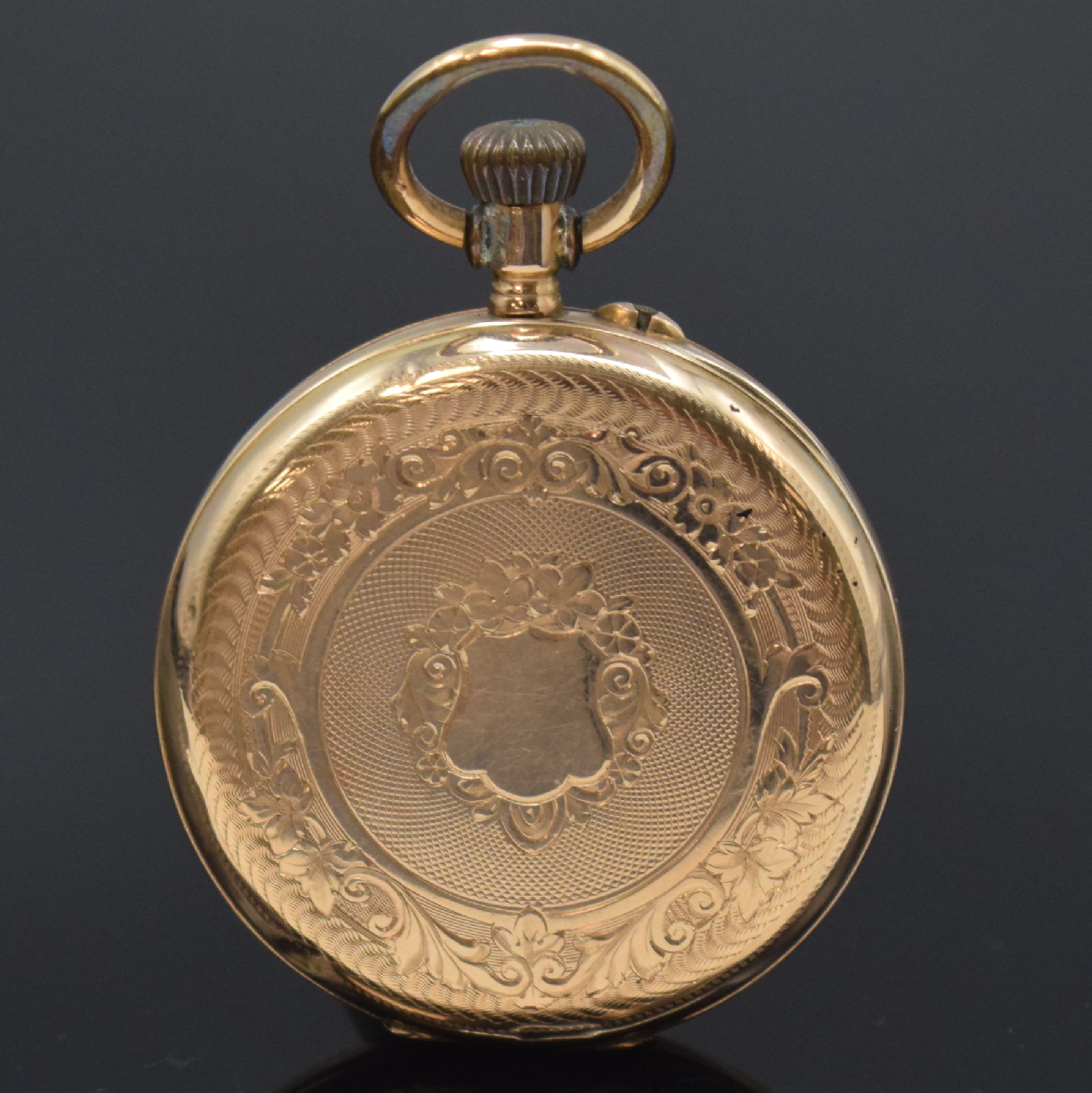 Detail a: Offene Taschenuhr in RoseG 585/000, Schweiz um 1880, Rückseite aufw. floral grav., Metallcuvette, Emailzifferbl. m. röm. Zahlen u. arab. Minuterie, ...