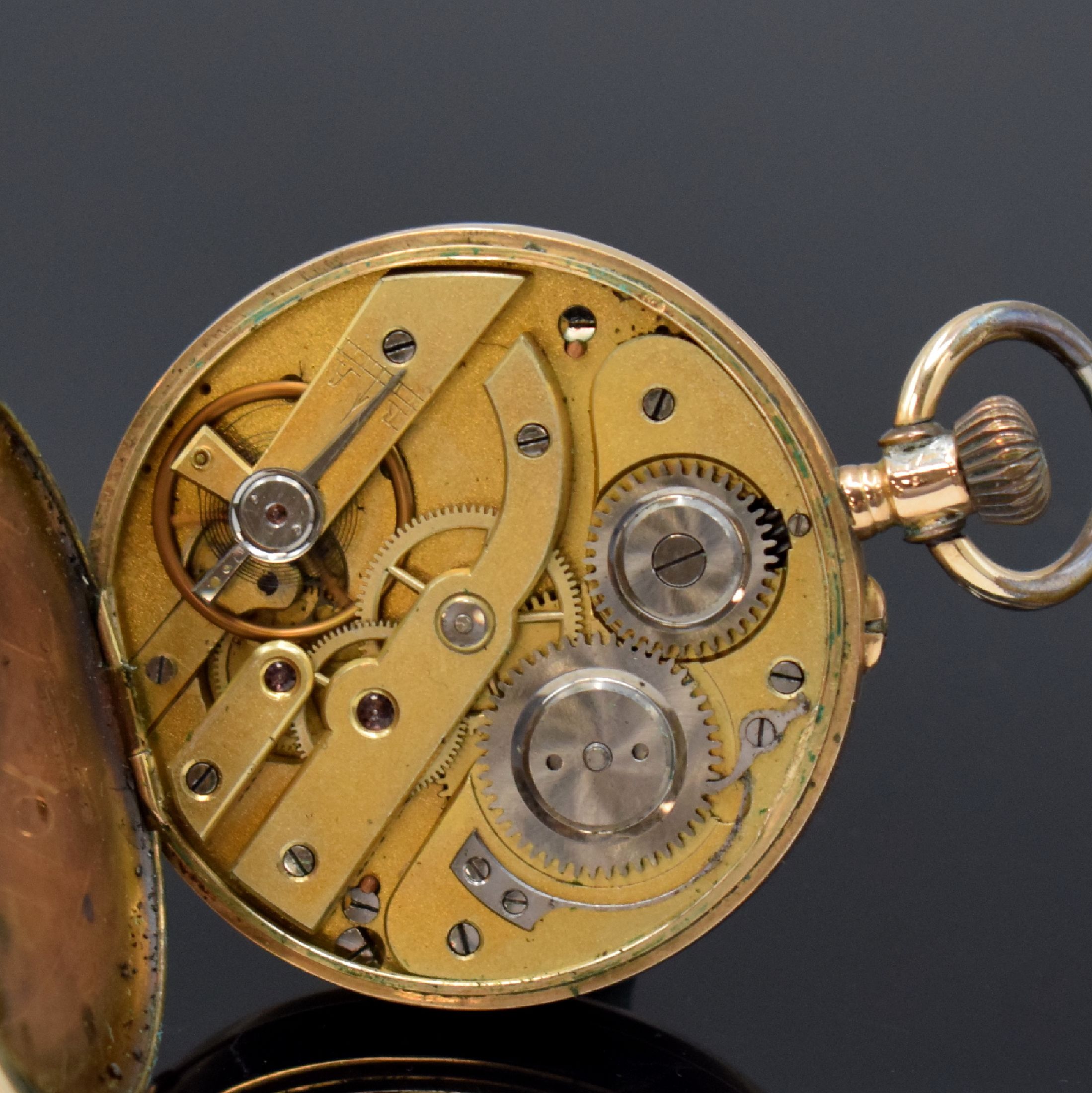 Detail b: Offene Taschenuhr in RoseG 585/000, Schweiz um 1880, Rückseite aufw. floral grav., Metallcuvette, Emailzifferbl. m. röm. Zahlen u. arab. Minuterie, ...