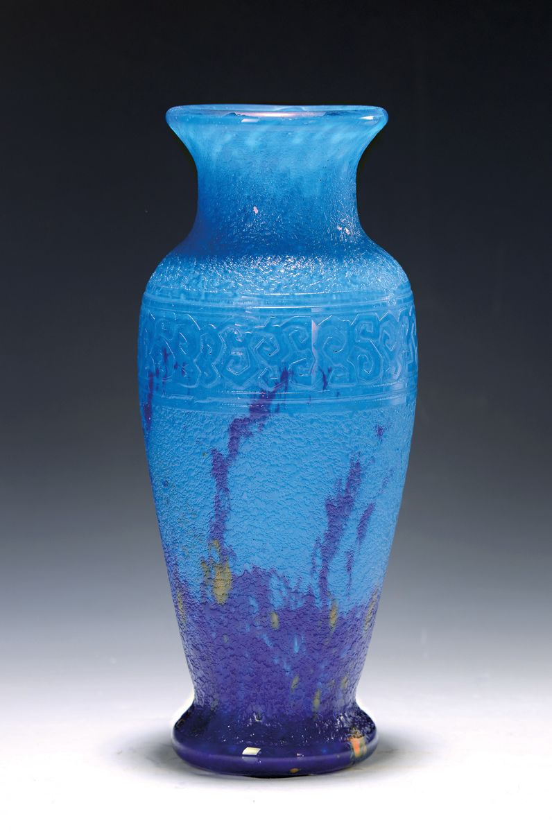 Vase, Daum Nancy, 30er Jahre, Schichtglas mit dunkelblauen, hellblauen und gelben Einpuderungen, Wandung geätzt, umlaufendes Band, H. ca. 26 cm, ...
