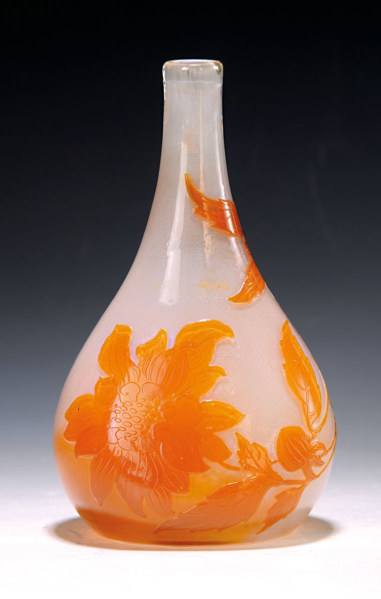 Vase, Emile Gallé, um 1895/1900, farbloses Glas, orangefarbener Überfang, floraler Dekor, mit dem Schleifrad überarbeitet, geätzt, poliert, H. ...
