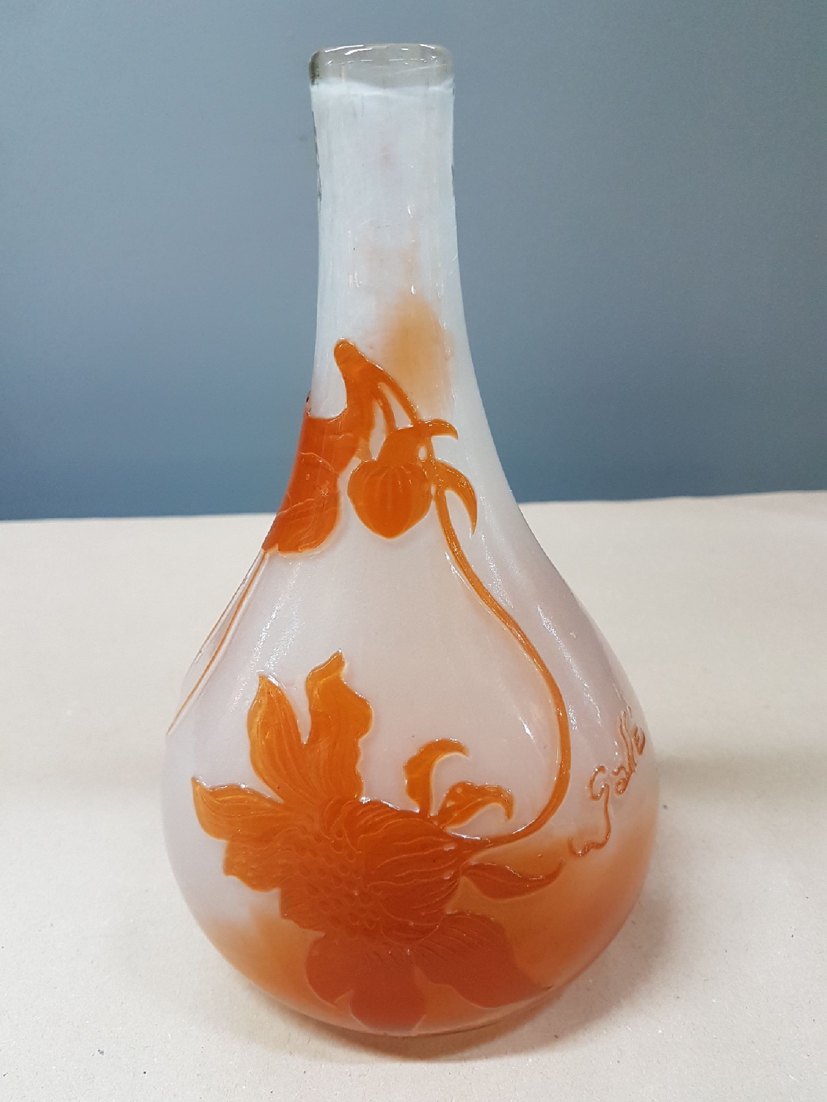 Detail a: Vase, Emile Gallé, um 1895/1900, farbloses Glas, orangefarbener Überfang, floraler Dekor, mit dem Schleifrad überarbeitet, geätzt, poliert, H. ...