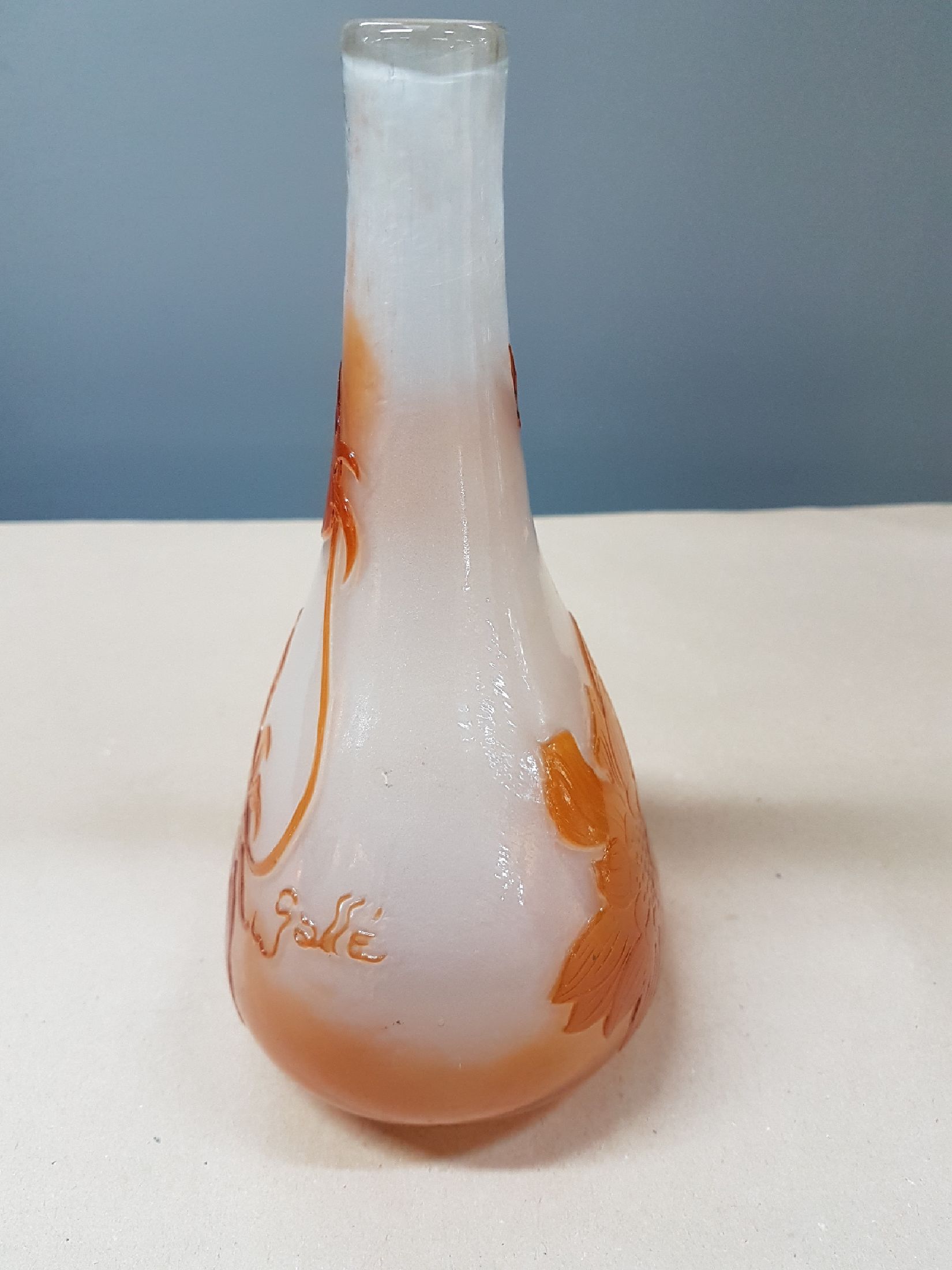 Detail b: Vase, Emile Gallé, um 1895/1900, farbloses Glas, orangefarbener Überfang, floraler Dekor, mit dem Schleifrad überarbeitet, geätzt, poliert, H. ...
