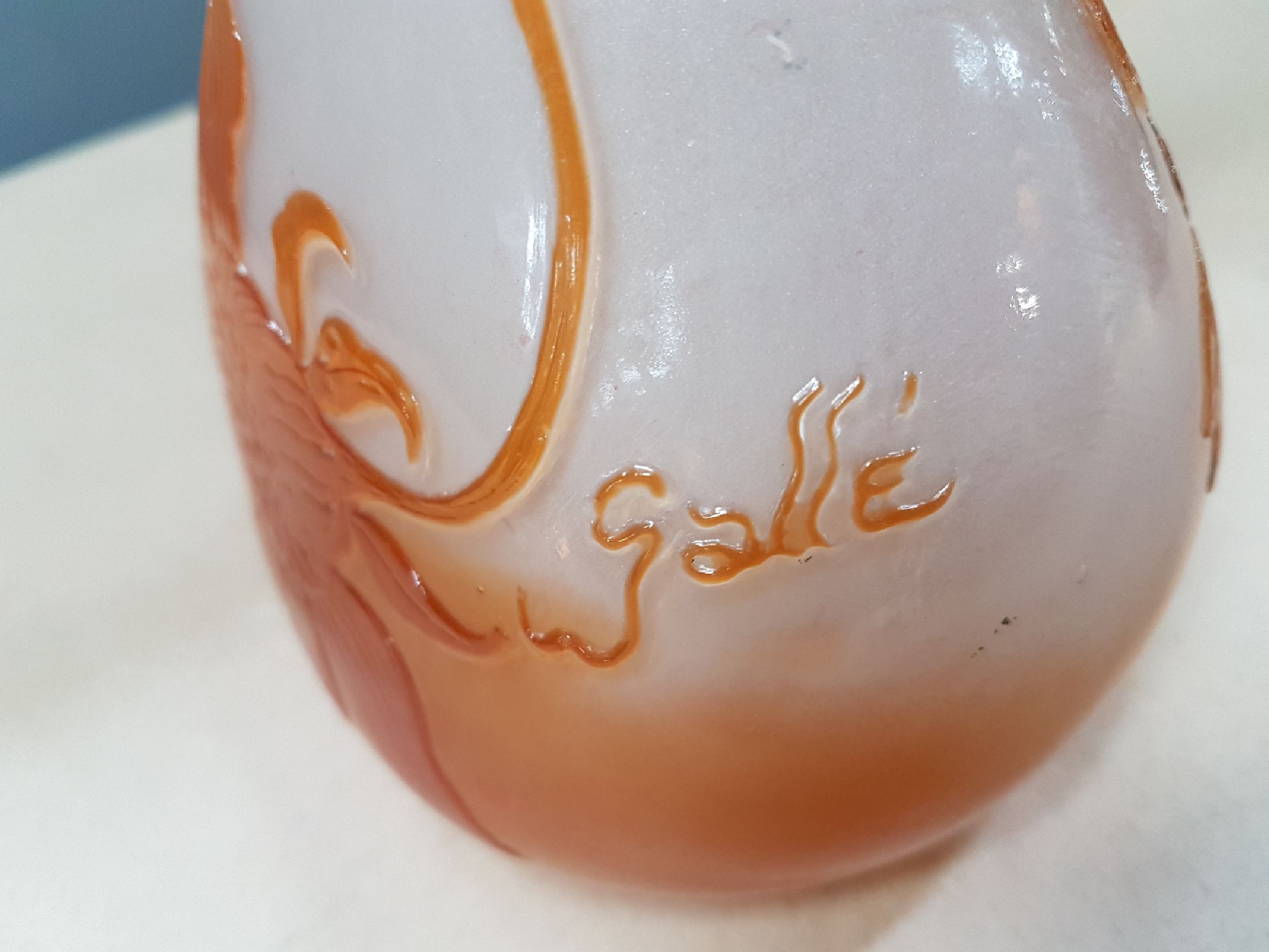 Detail c: Vase, Emile Gallé, um 1895/1900, farbloses Glas, orangefarbener Überfang, floraler Dekor, mit dem Schleifrad überarbeitet, geätzt, poliert, H. ...