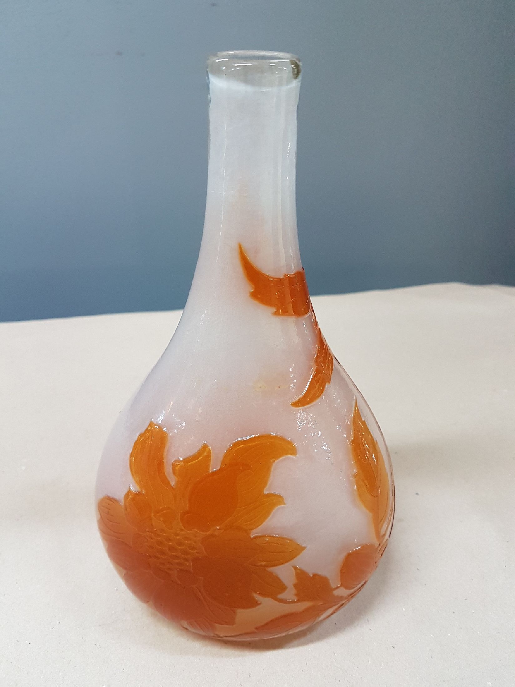 Detail d: Vase, Emile Gallé, um 1895/1900, farbloses Glas, orangefarbener Überfang, floraler Dekor, mit dem Schleifrad überarbeitet, geätzt, poliert, H. ...