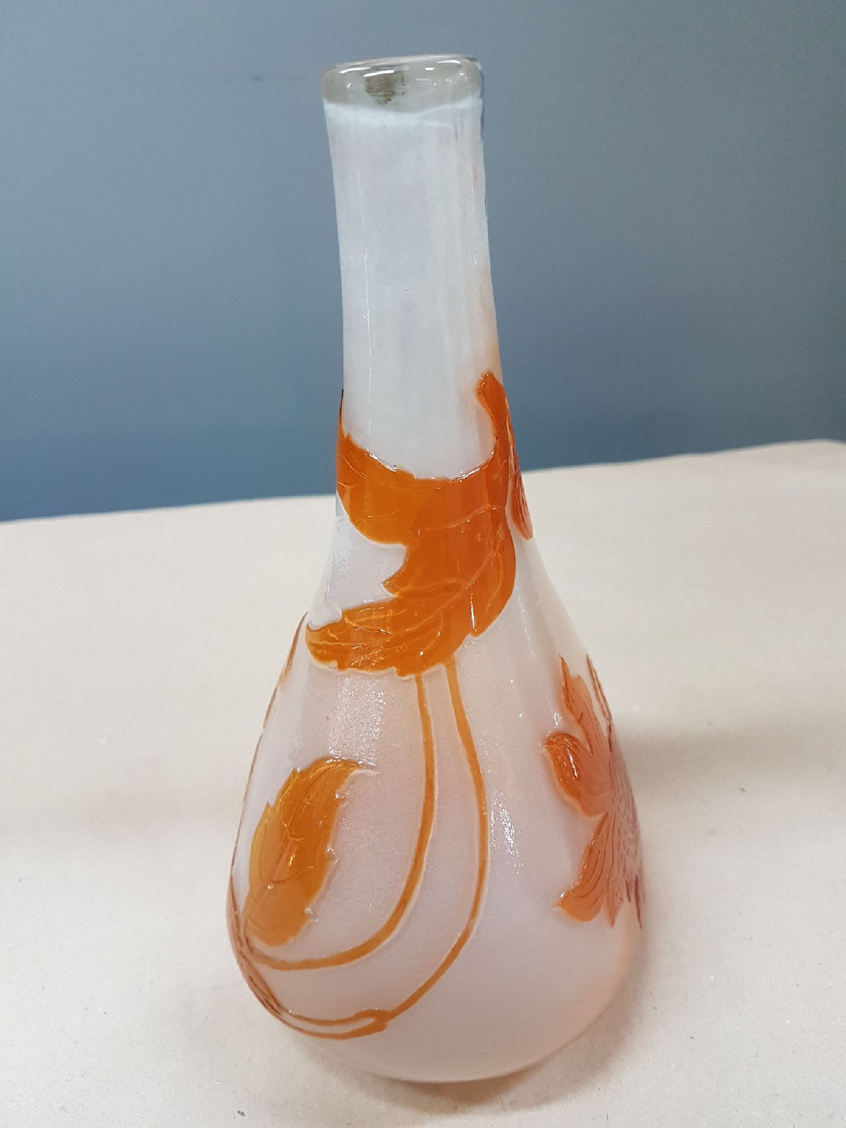Detail e: Vase, Emile Gallé, um 1895/1900, farbloses Glas, orangefarbener Überfang, floraler Dekor, mit dem Schleifrad überarbeitet, geätzt, poliert, H. ...