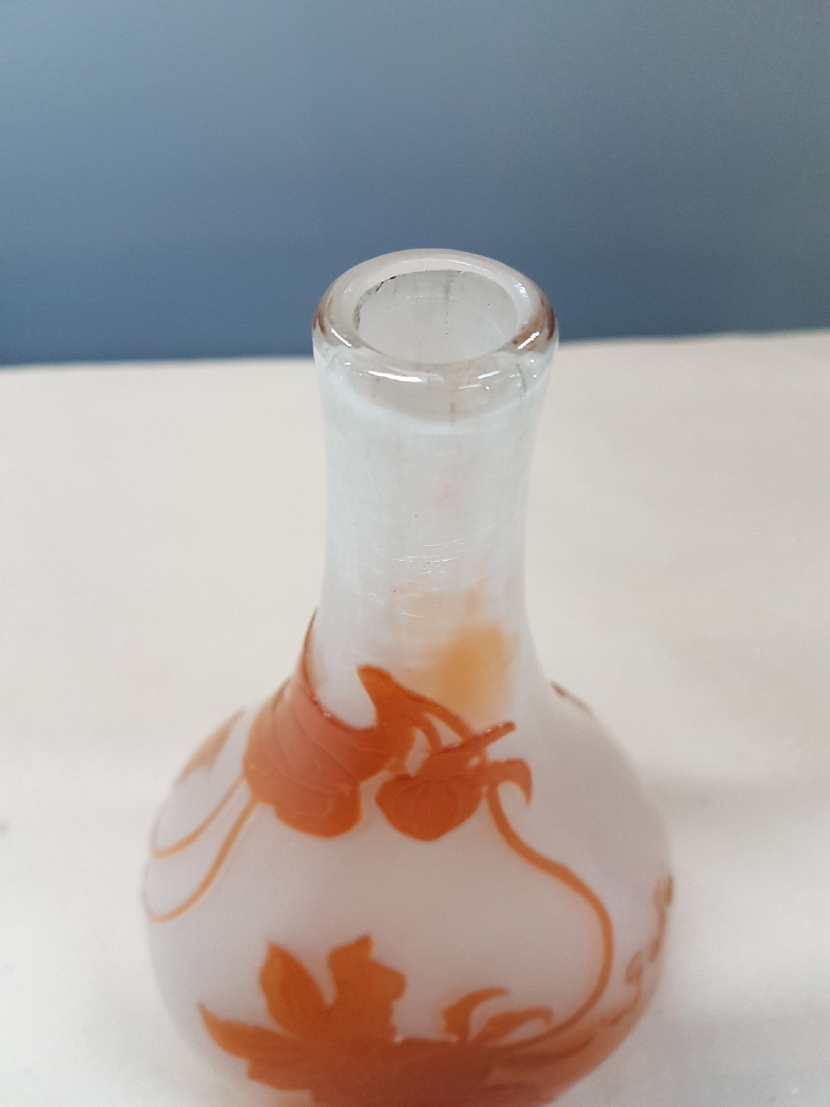 Detail f: Vase, Emile Gallé, um 1895/1900, farbloses Glas, orangefarbener Überfang, floraler Dekor, mit dem Schleifrad überarbeitet, geätzt, poliert, H. ...