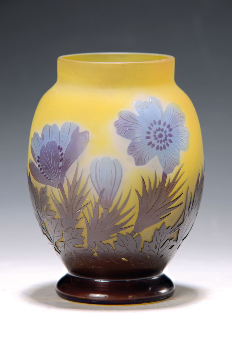 Vase mit Krokus, Emile Gallé, um 1906-14, farbloses Glas, innen teilweise gelb überfangen, außen blau und braun überfangen, umlaufender Dekor, ...