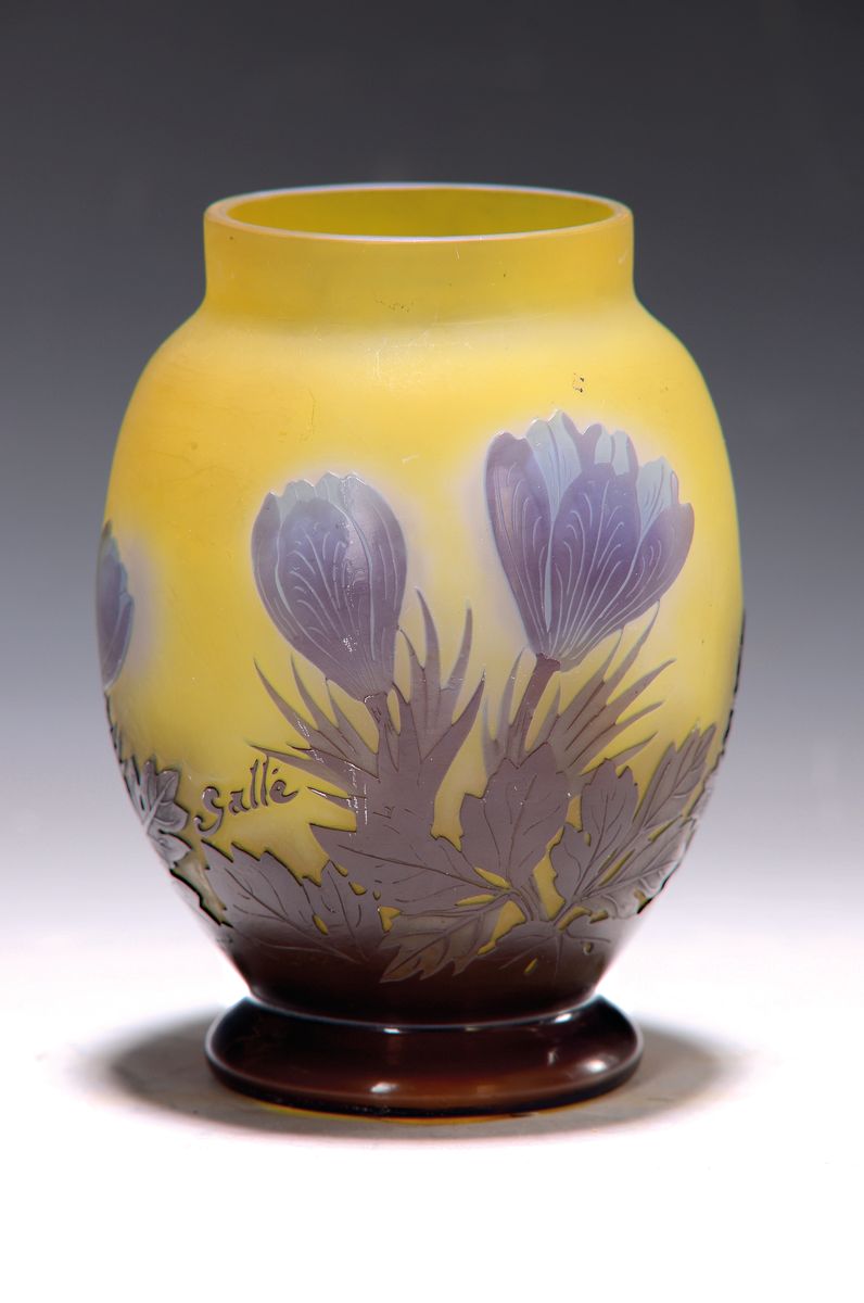 Detail a: Vase mit Krokus, Emile Gallé, um 1906-14, farbloses Glas, innen teilweise gelb überfangen, außen blau und braun überfangen, umlaufender Dekor, ...