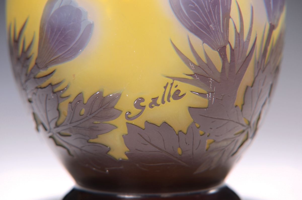Detail b: Vase mit Krokus, Emile Gallé, um 1906-14, farbloses Glas, innen teilweise gelb überfangen, außen blau und braun überfangen, umlaufender Dekor, ...