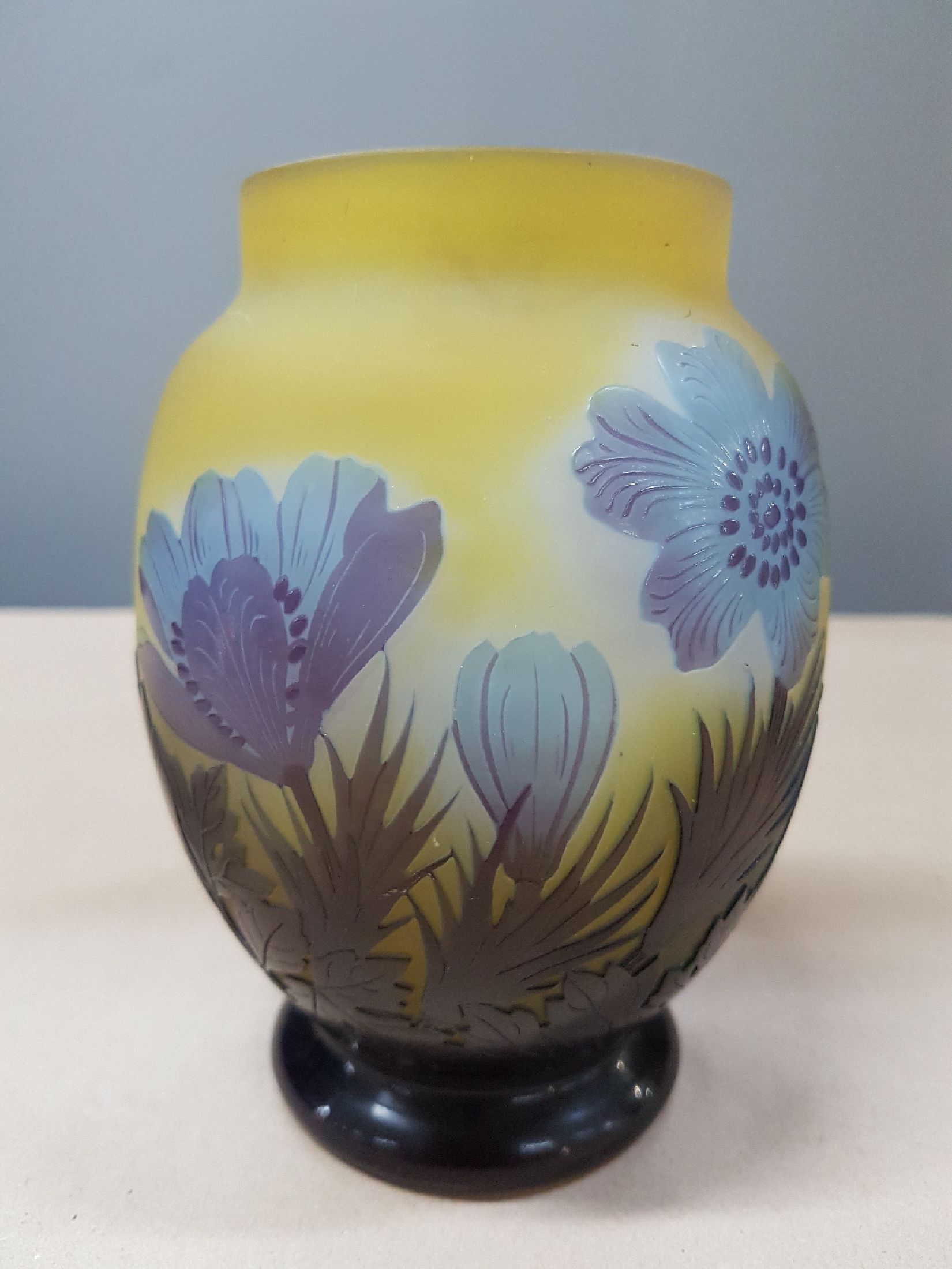 Detail c: Vase mit Krokus, Emile Gallé, um 1906-14, farbloses Glas, innen teilweise gelb überfangen, außen blau und braun überfangen, umlaufender Dekor, ...