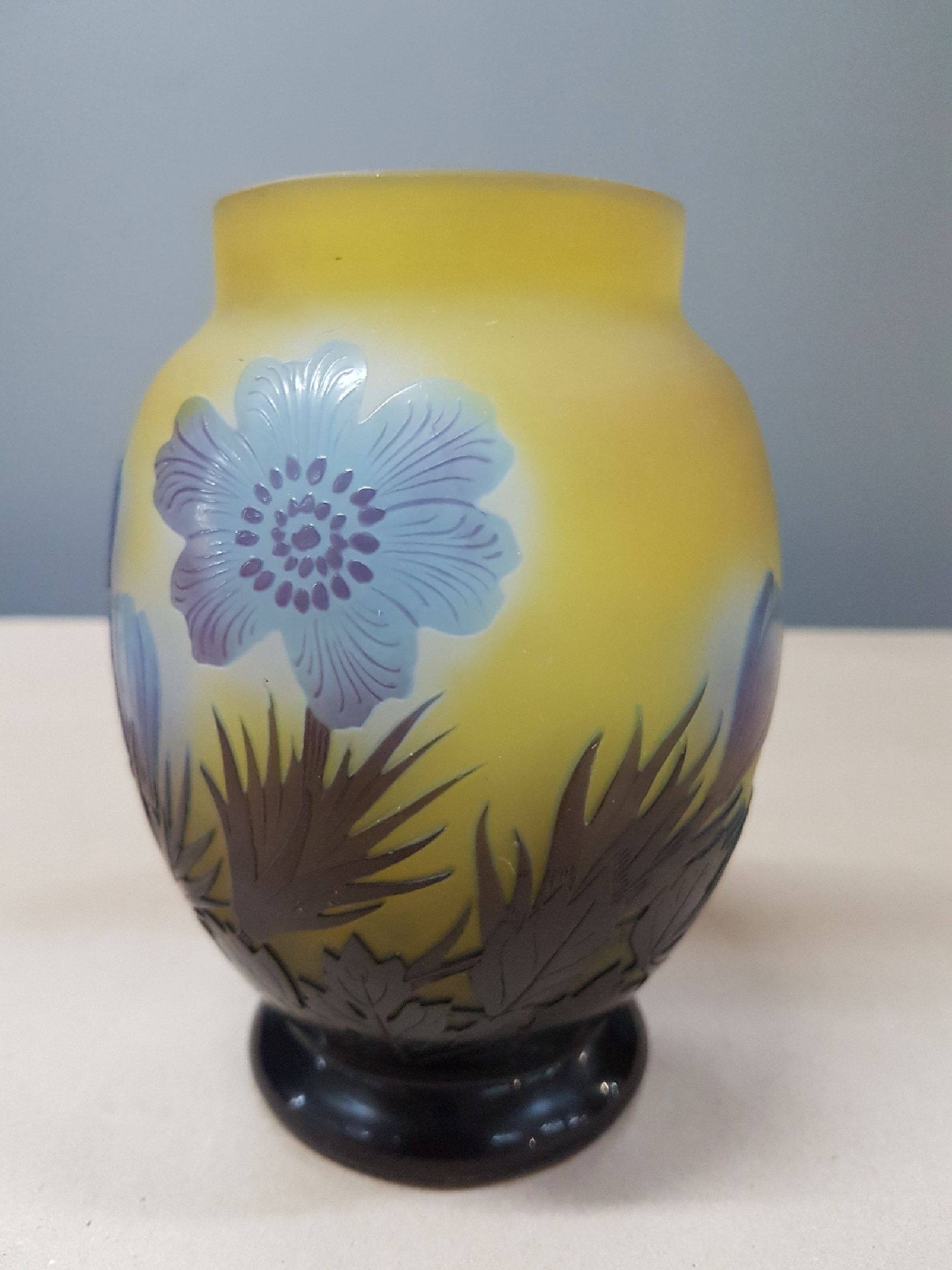 Detail d: Vase mit Krokus, Emile Gallé, um 1906-14, farbloses Glas, innen teilweise gelb überfangen, außen blau und braun überfangen, umlaufender Dekor, ...