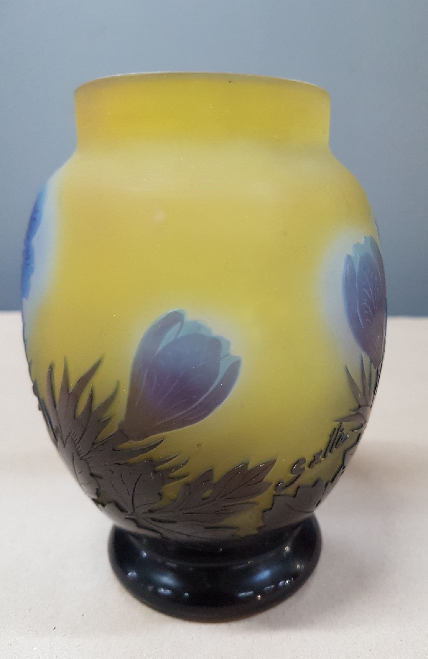 Detail e: Vase mit Krokus, Emile Gallé, um 1906-14, farbloses Glas, innen teilweise gelb überfangen, außen blau und braun überfangen, umlaufender Dekor, ...