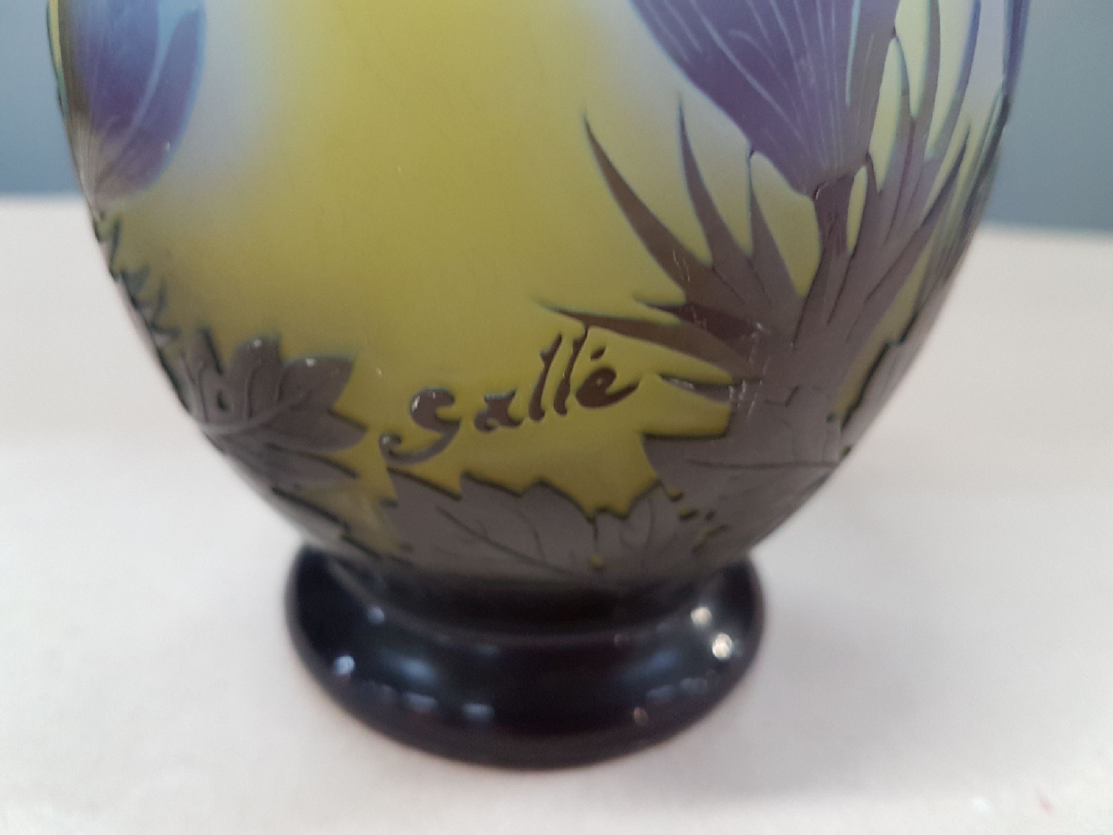 Detail f: Vase mit Krokus, Emile Gallé, um 1906-14, farbloses Glas, innen teilweise gelb überfangen, außen blau und braun überfangen, umlaufender Dekor, ...