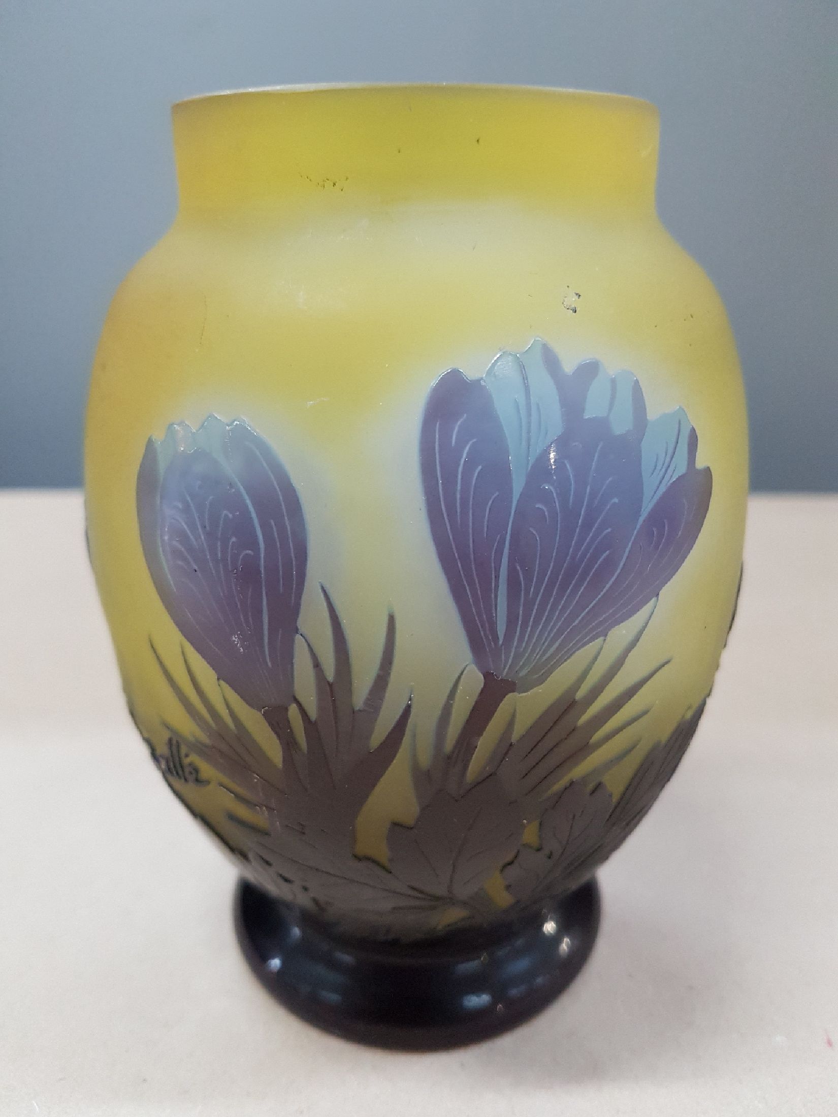 Detail g: Vase mit Krokus, Emile Gallé, um 1906-14, farbloses Glas, innen teilweise gelb überfangen, außen blau und braun überfangen, umlaufender Dekor, ...