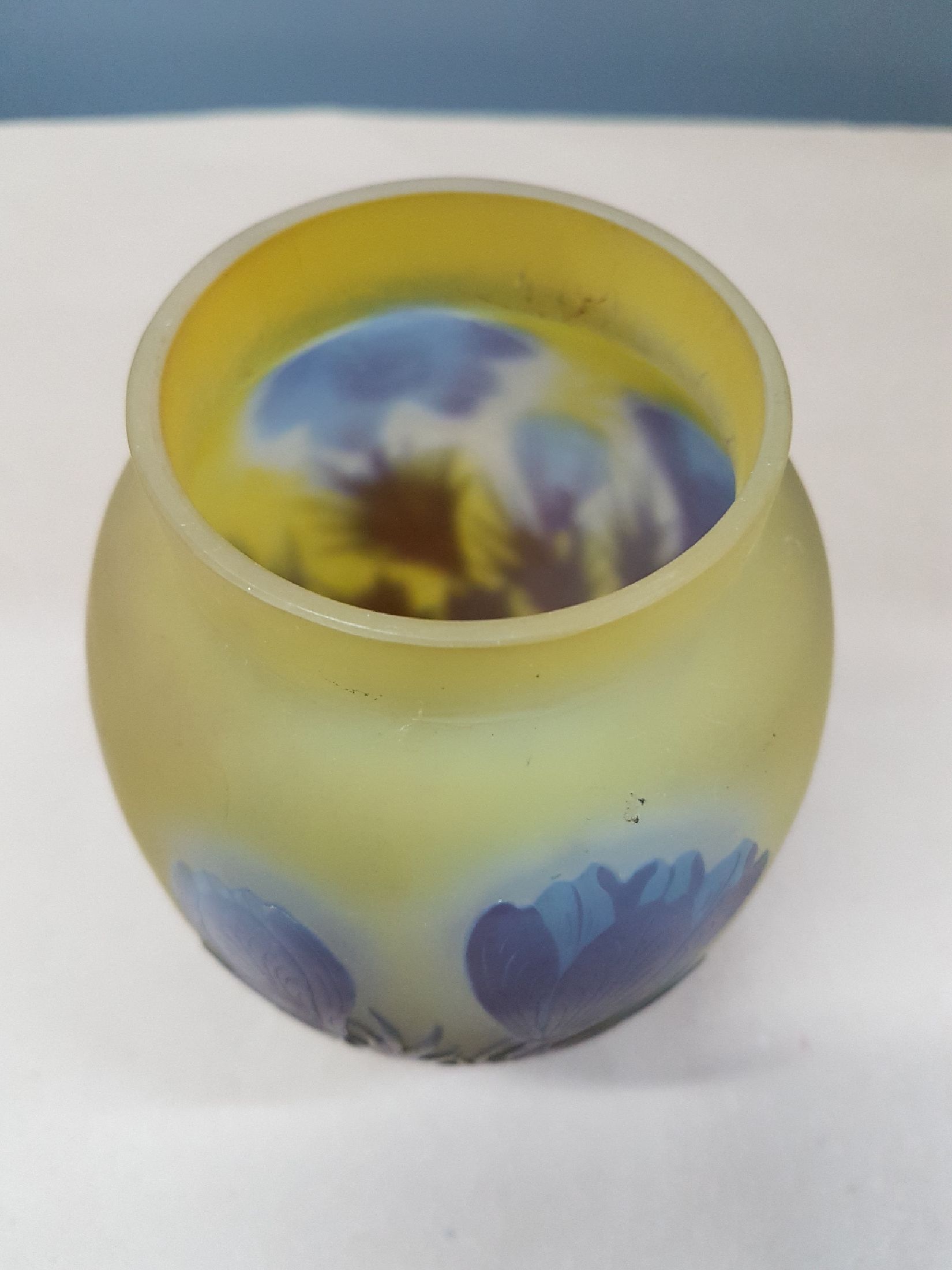 Detail h: Vase mit Krokus, Emile Gallé, um 1906-14, farbloses Glas, innen teilweise gelb überfangen, außen blau und braun überfangen, umlaufender Dekor, ...