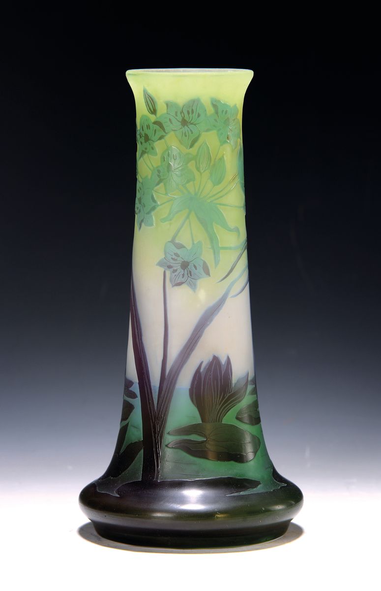 Vase, Emile Gallé, um 1900/10, farbloses Glas, Teichlandschaft mit Seerosen und wohl blühendes Pfeilkraut, partiell grüner Innenüberfang, ...