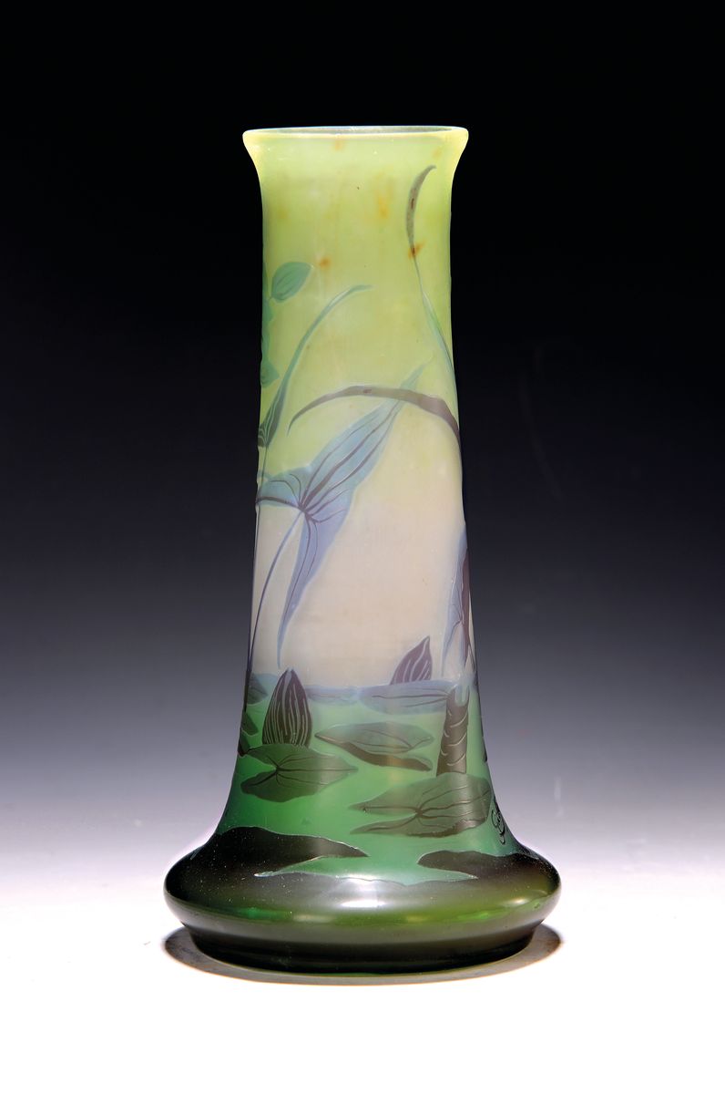 Detail a: Vase, Emile Gallé, um 1900/10, farbloses Glas, Teichlandschaft mit Seerosen und wohl blühendes Pfeilkraut, partiell grüner Innenüberfang, ...