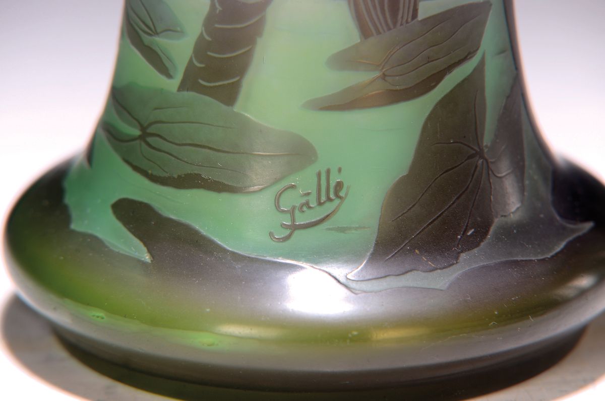 Detail b: Vase, Emile Gallé, um 1900/10, farbloses Glas, Teichlandschaft mit Seerosen und wohl blühendes Pfeilkraut, partiell grüner Innenüberfang, ...