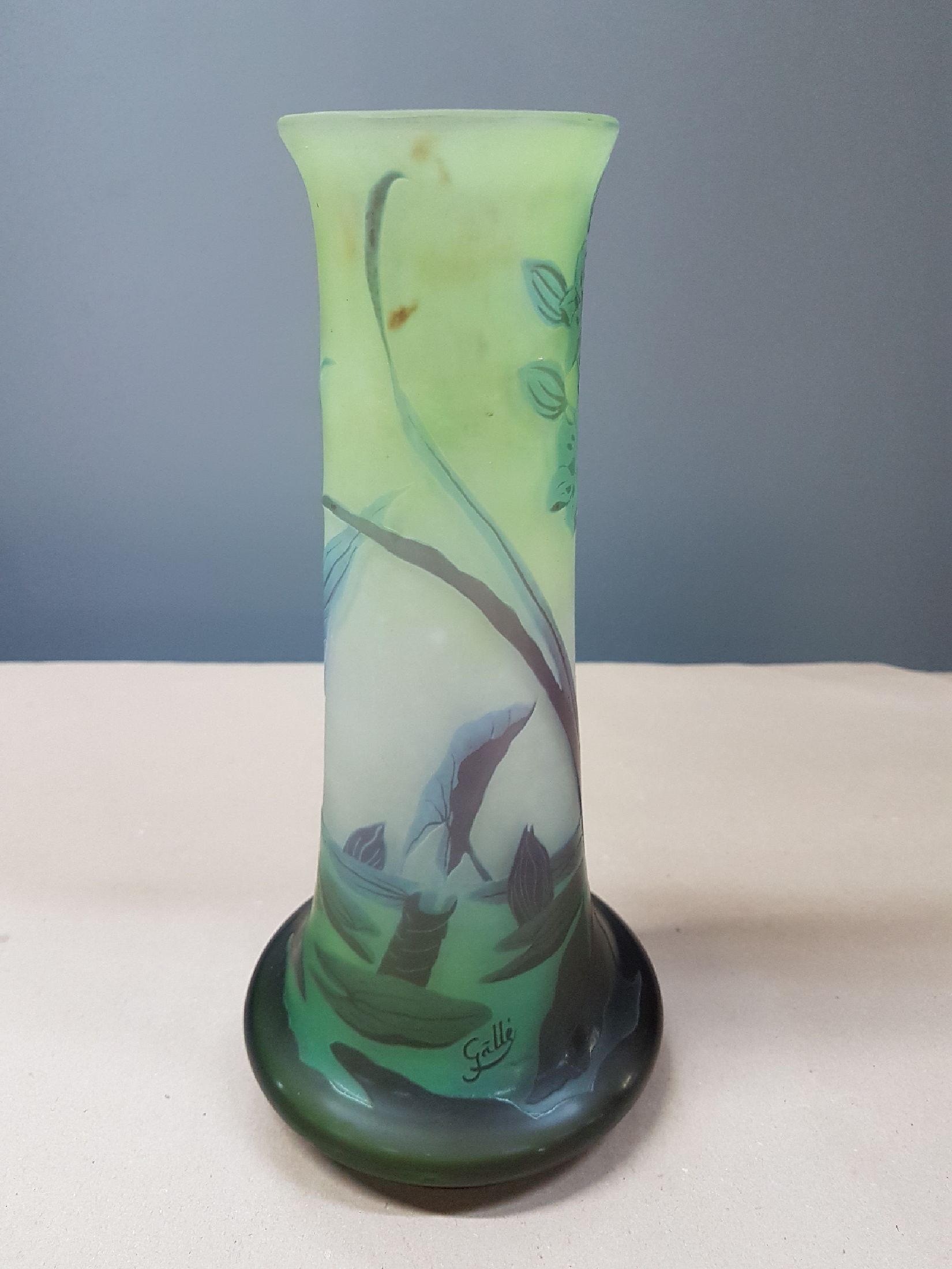 Detail c: Vase, Emile Gallé, um 1900/10, farbloses Glas, Teichlandschaft mit Seerosen und wohl blühendes Pfeilkraut, partiell grüner Innenüberfang, ...
