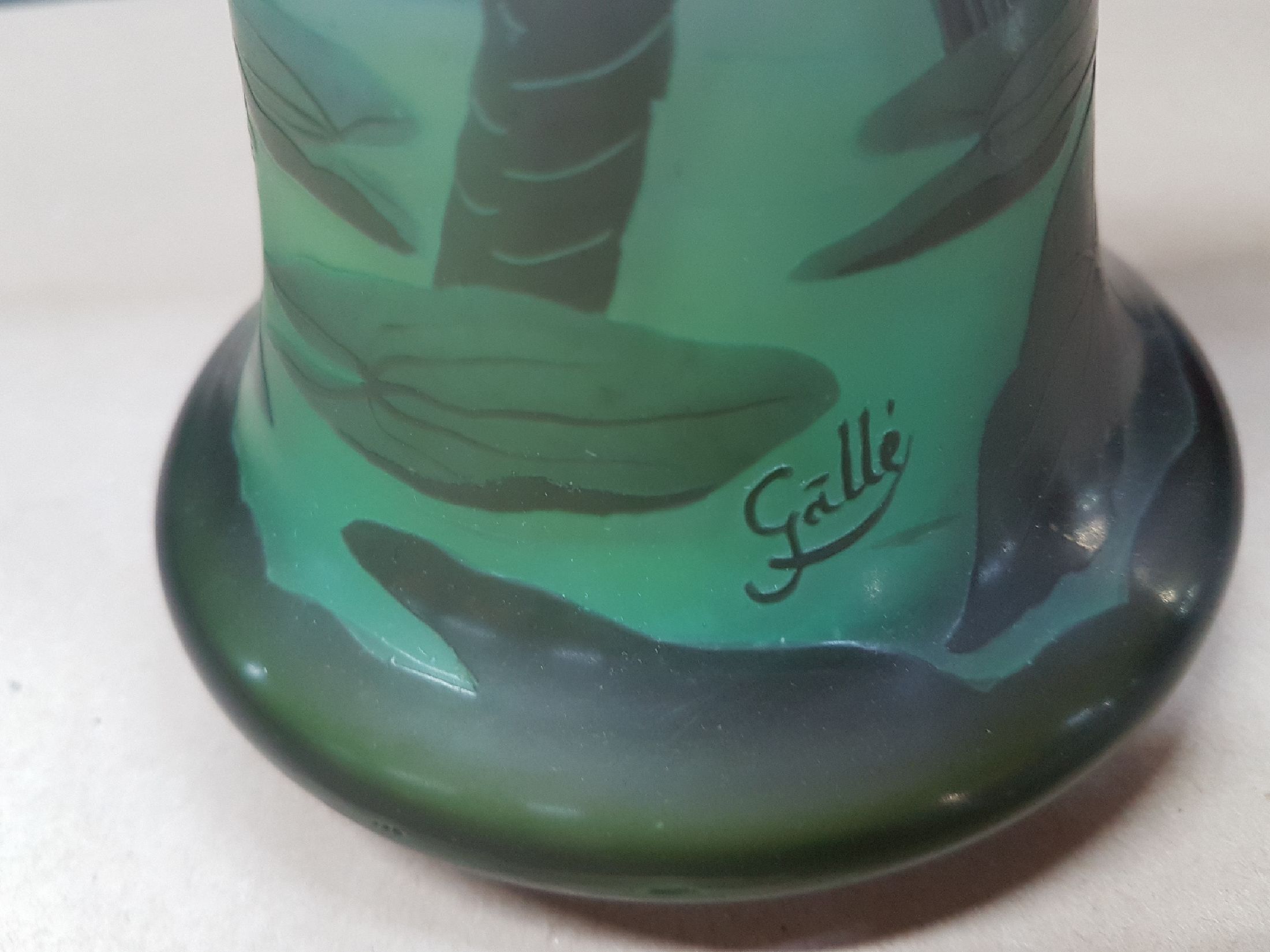 Detail d: Vase, Emile Gallé, um 1900/10, farbloses Glas, Teichlandschaft mit Seerosen und wohl blühendes Pfeilkraut, partiell grüner Innenüberfang, ...